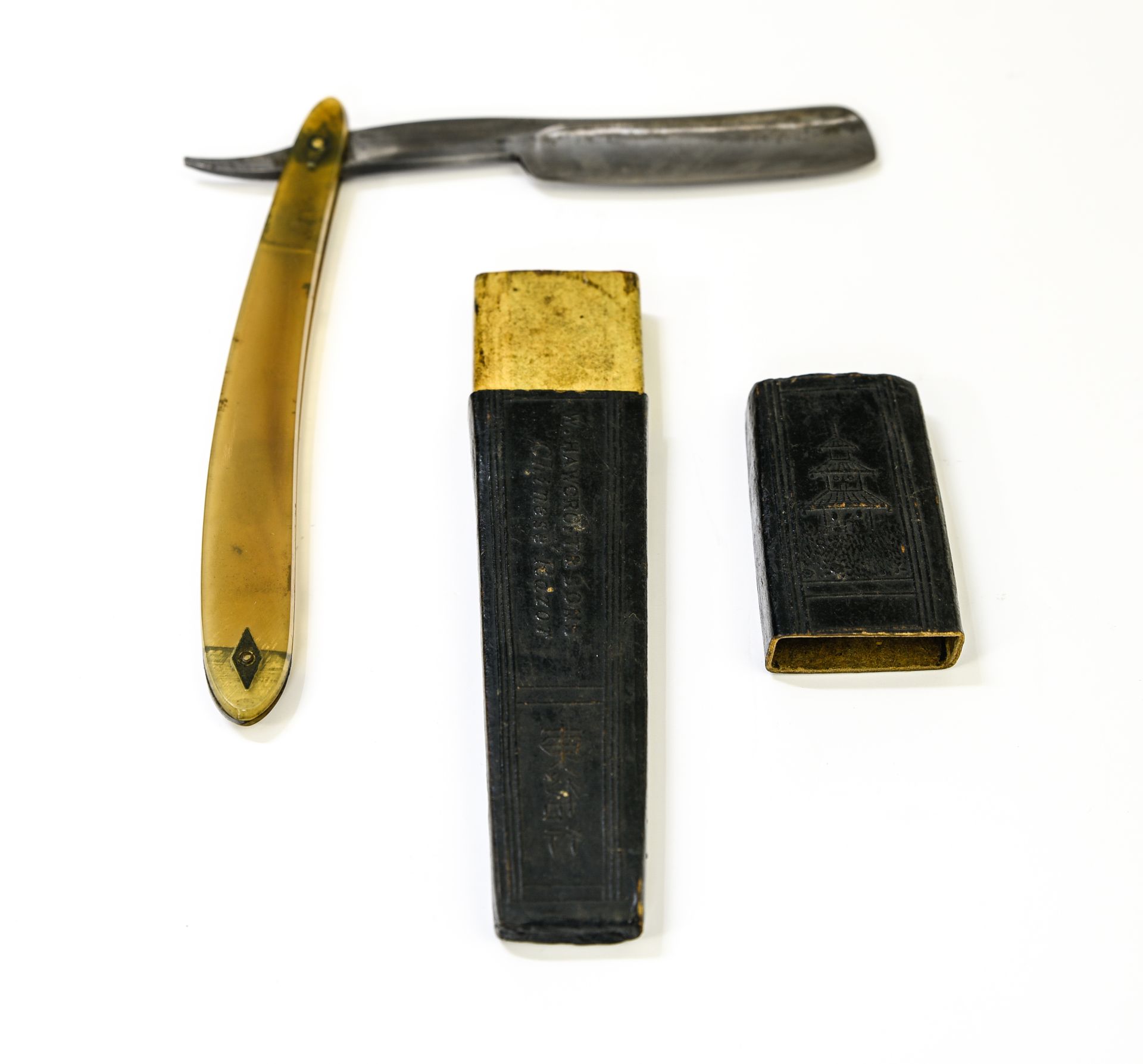 HAWCROFT & SONS 哈克洛夫特父子公司

中国剃须刀



牛角手柄和钢刀，压花纸盒

 长度：25.5厘米