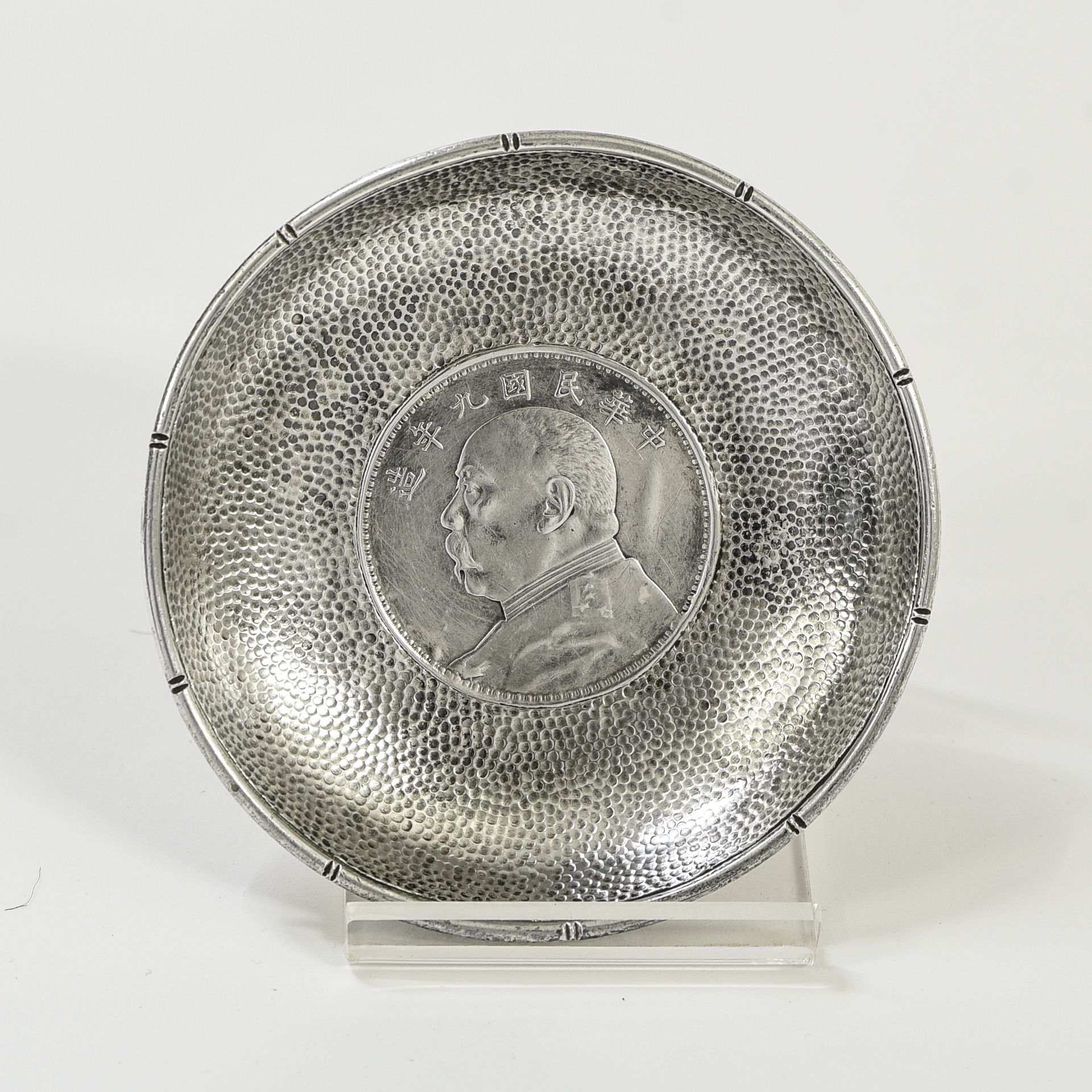 Cendrier à dollar d'argent CHINA,

Silver dollar ashtray



made of silver with &hellip;