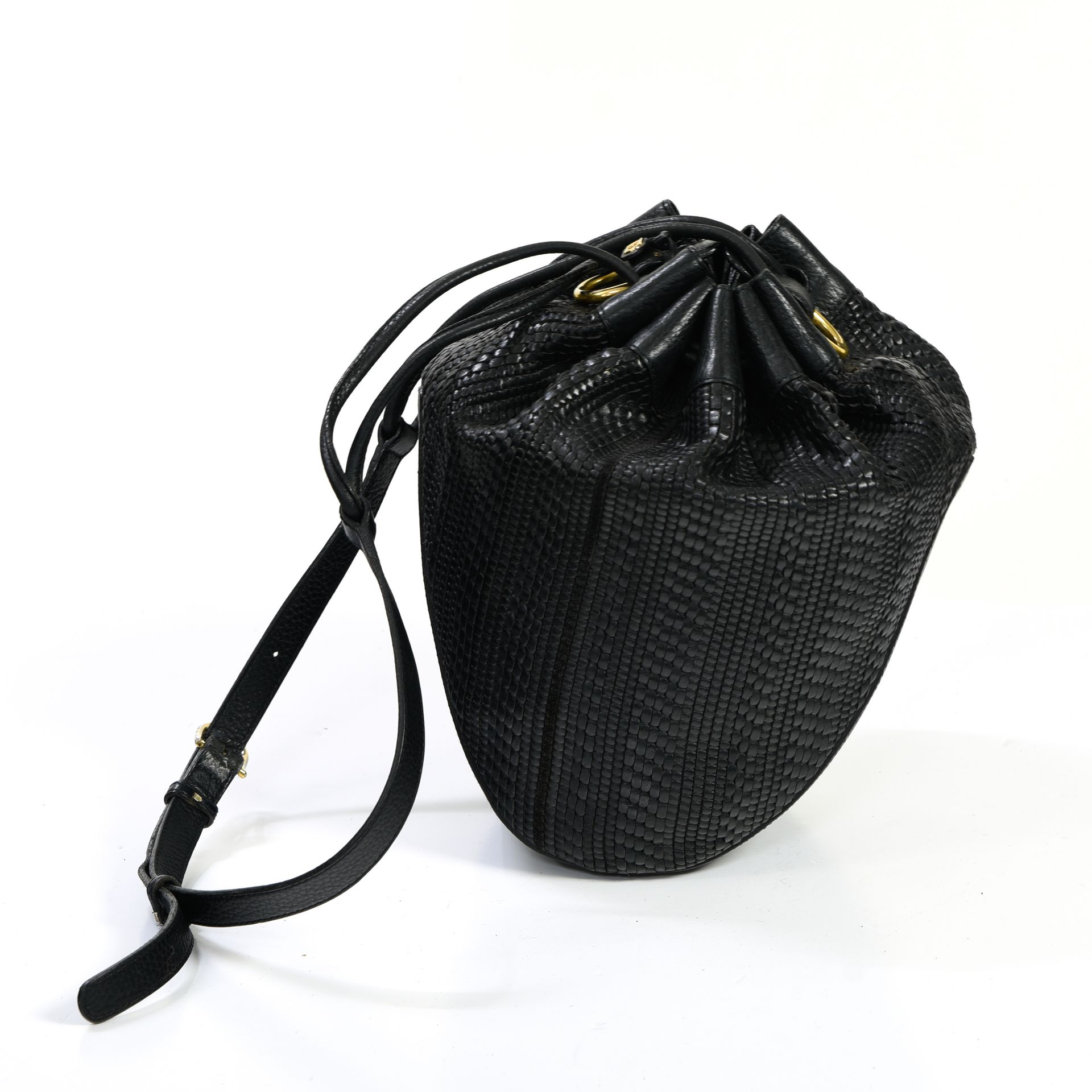 Delvaux "Bourse" GM bucket bag



Black Toile de Cuir.

Gilt fittings.

Carabine&hellip;