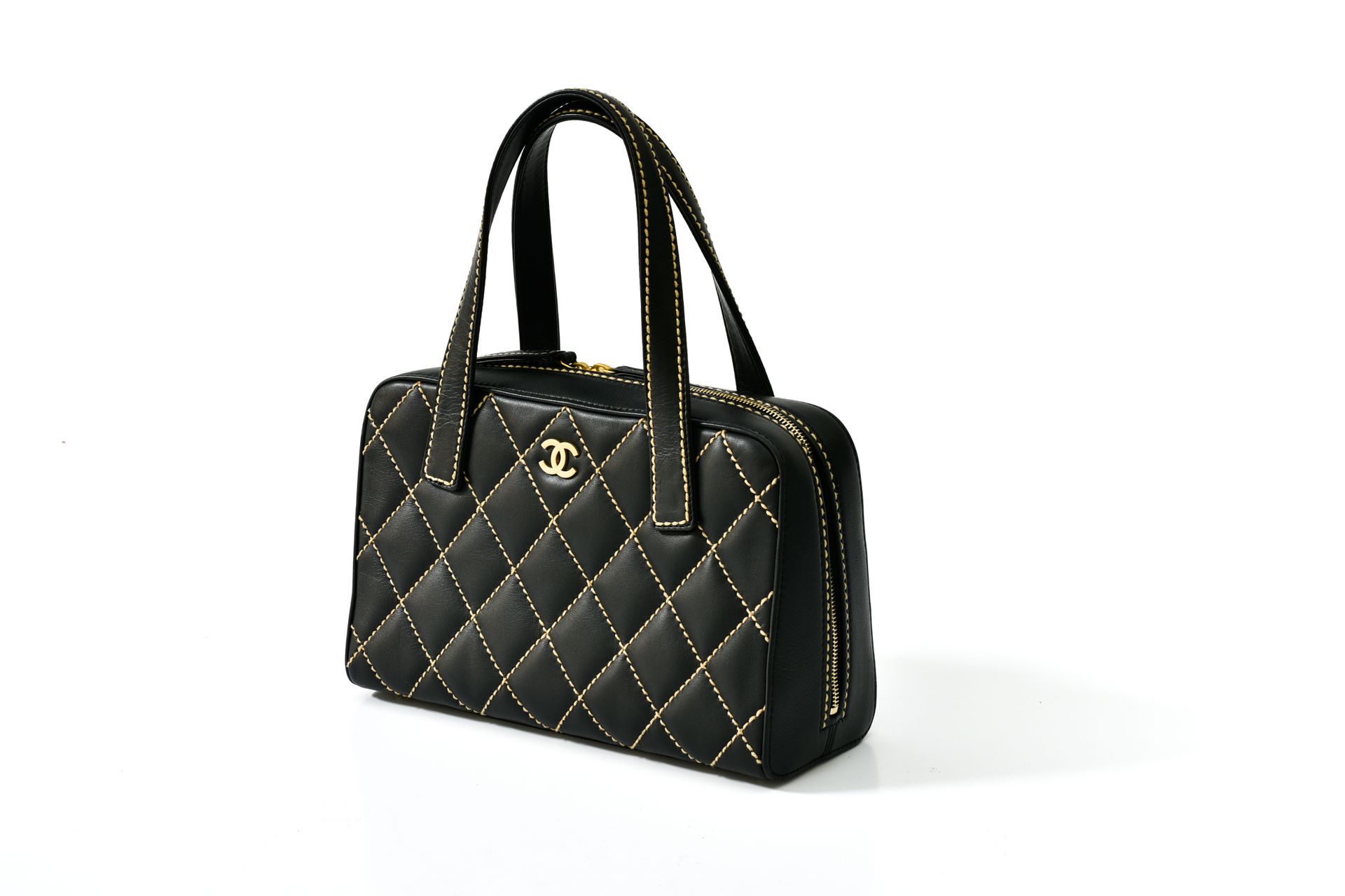 Chanel Borsa



In pelle nera trapuntata, con cuciture Chanel beige. Due manigli&hellip;