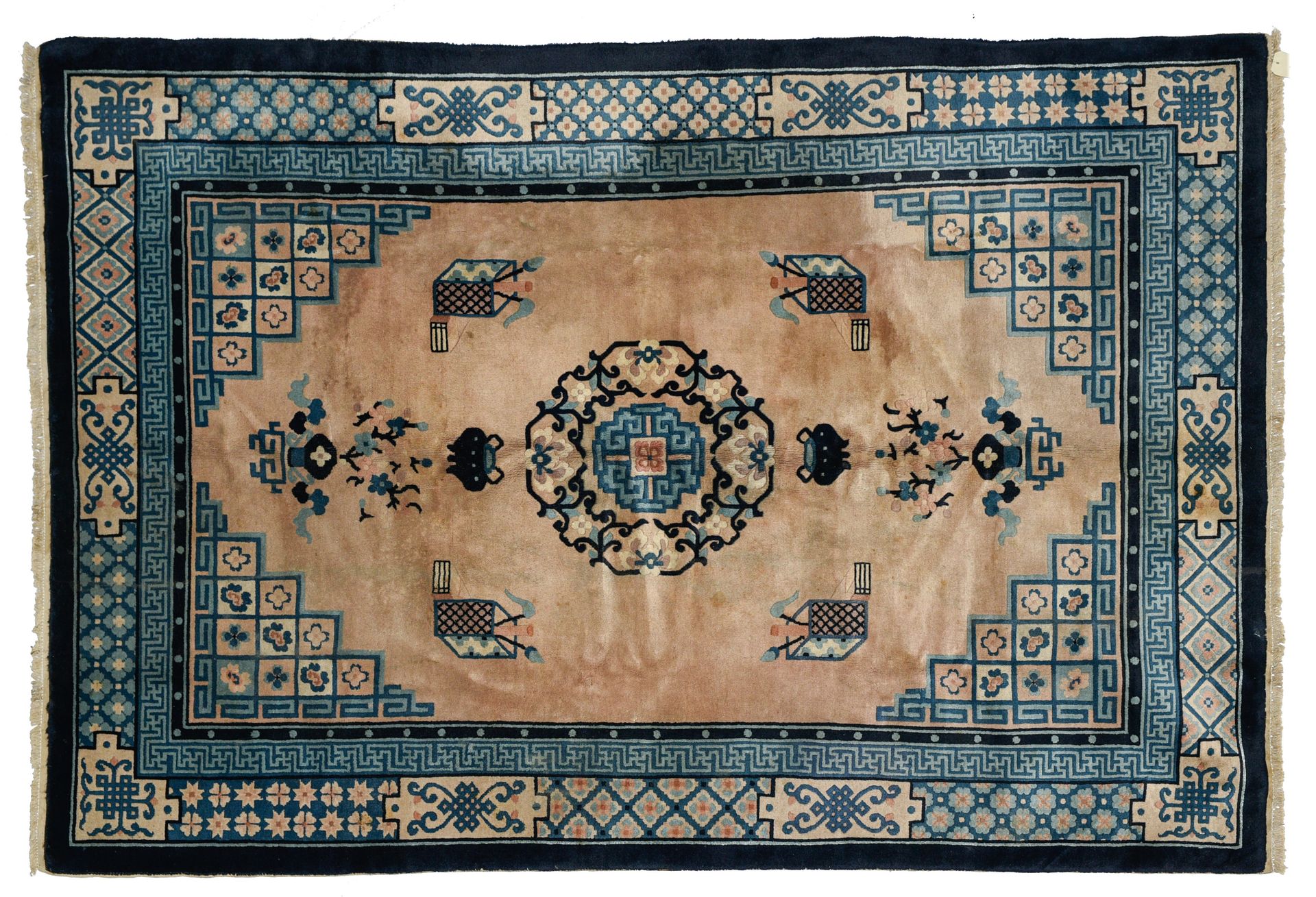 Tapis 中国

地毯



奶油色背景，蓝色装饰物之间的奖章，希腊人的边框，鲜花和蝴蝶结的边框，卐字形的楣。

 高：240厘米，宽：165厘米