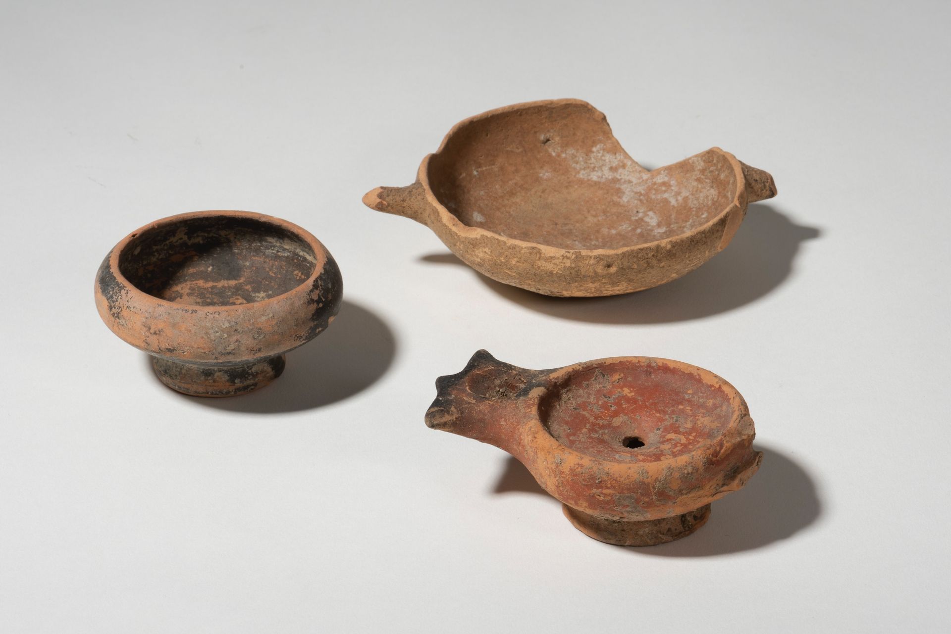 LOT 
希腊和罗马时期





拍品包括一个盘子、一盏油灯和一个有两个把手的零碎碗





陶器，破损和缺失的部分

H: 4 cm