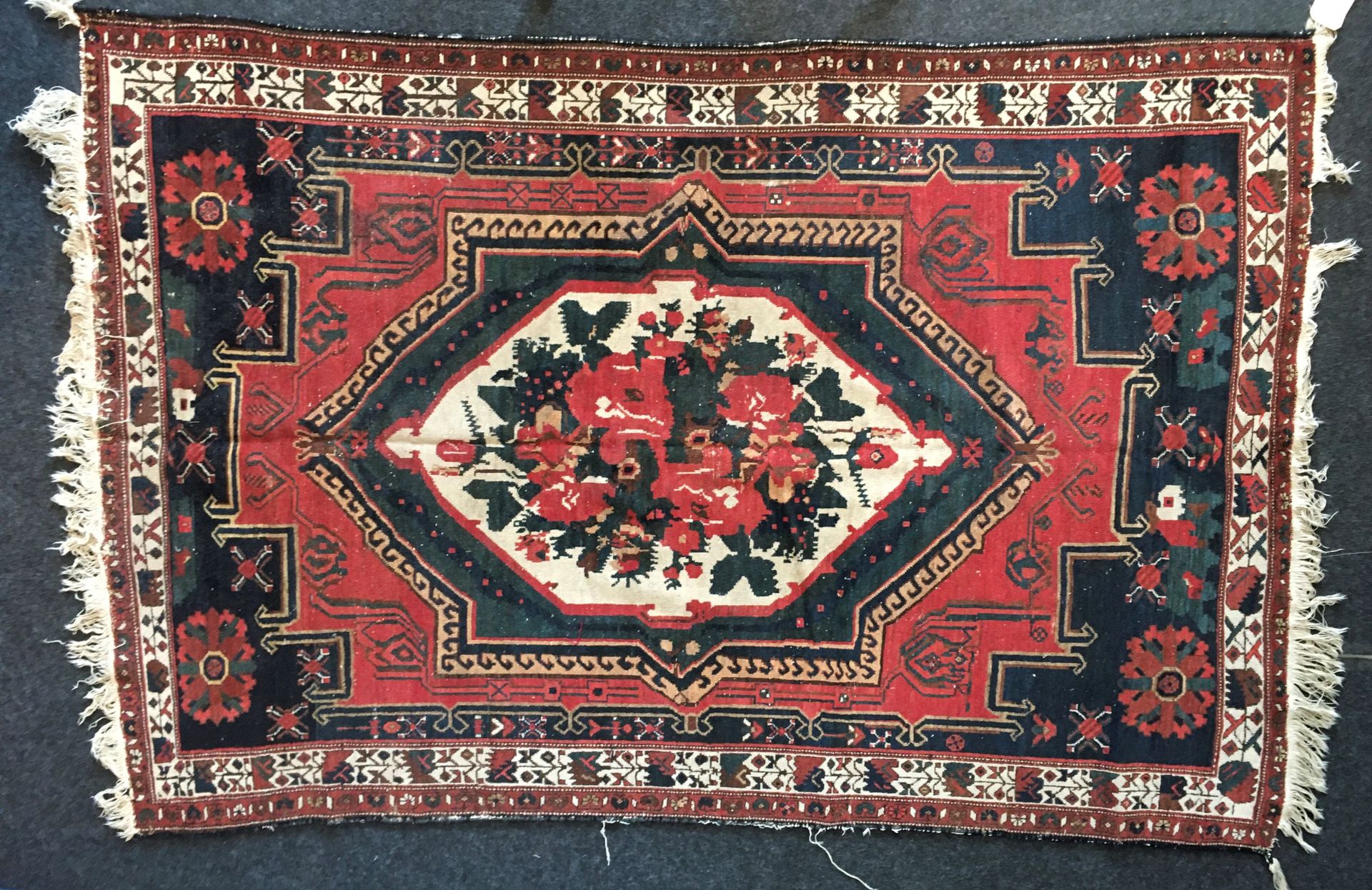 Tapis Karabagh Karabagh地毯



红色背景，在奶油色的背景上装饰着一朵花，大的蓝色背景上装饰着花，奶油色的边框上有一个辫子。

磨损的两&hellip;