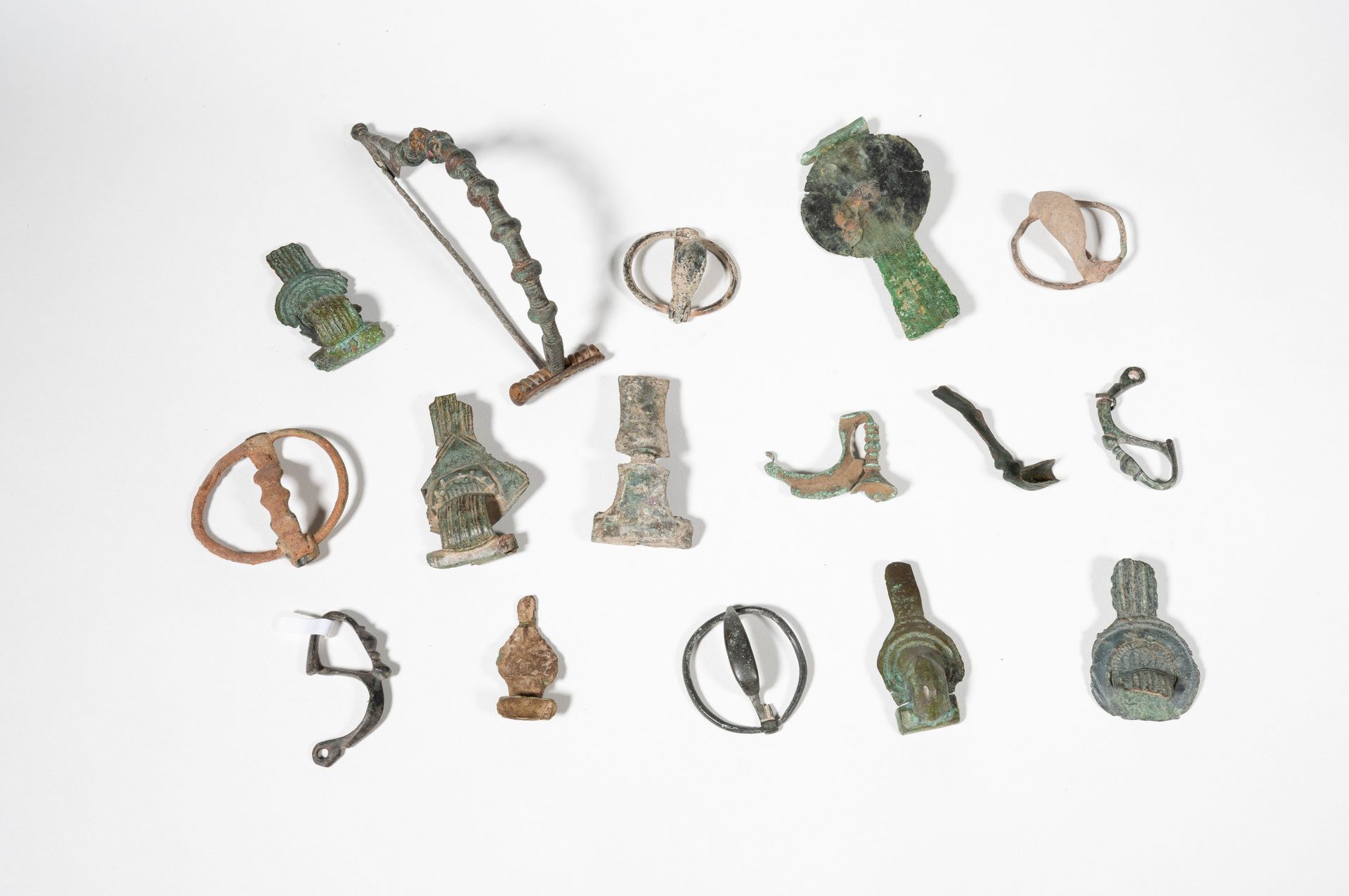 Lot de seize fibules CELTIC AND SPANISH MODELS, FROM 1ST TO 3RD CENTURY B.C.E.

&hellip;