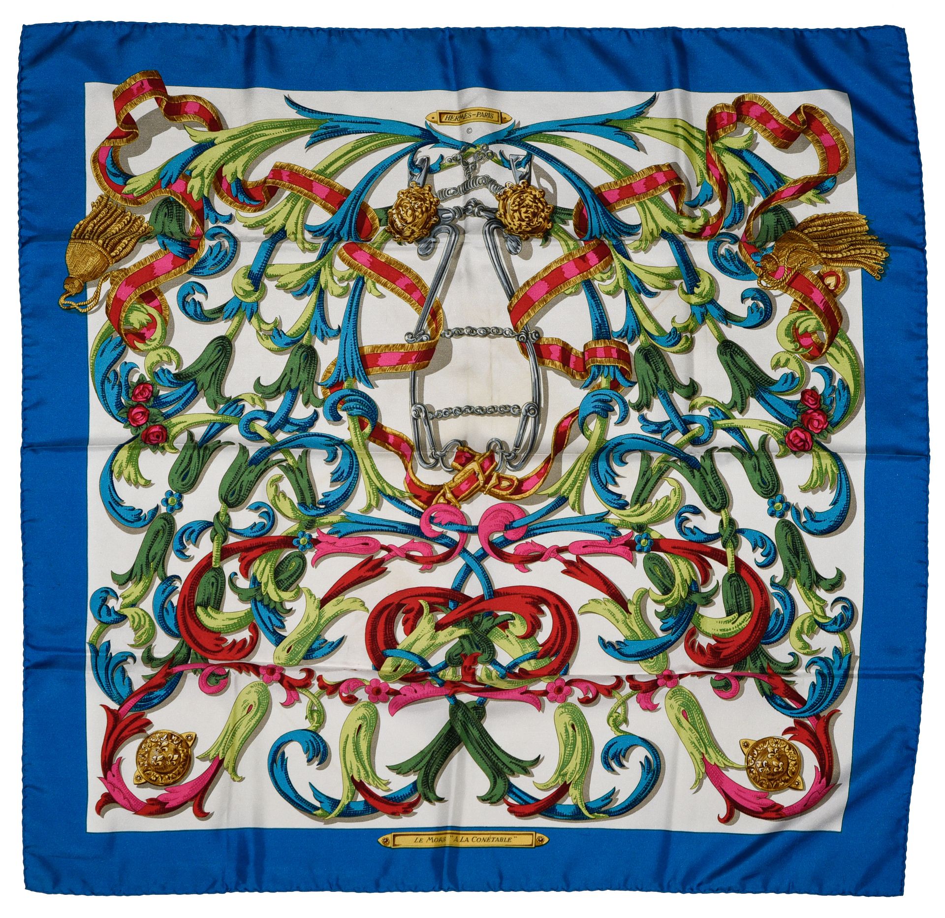 Hermès 方形斜纹布 "Mors à la Connétable"。



90厘米见方的白底斜纹绸，绿松石蓝边，署名Henri d'Origny。初版：1&hellip;