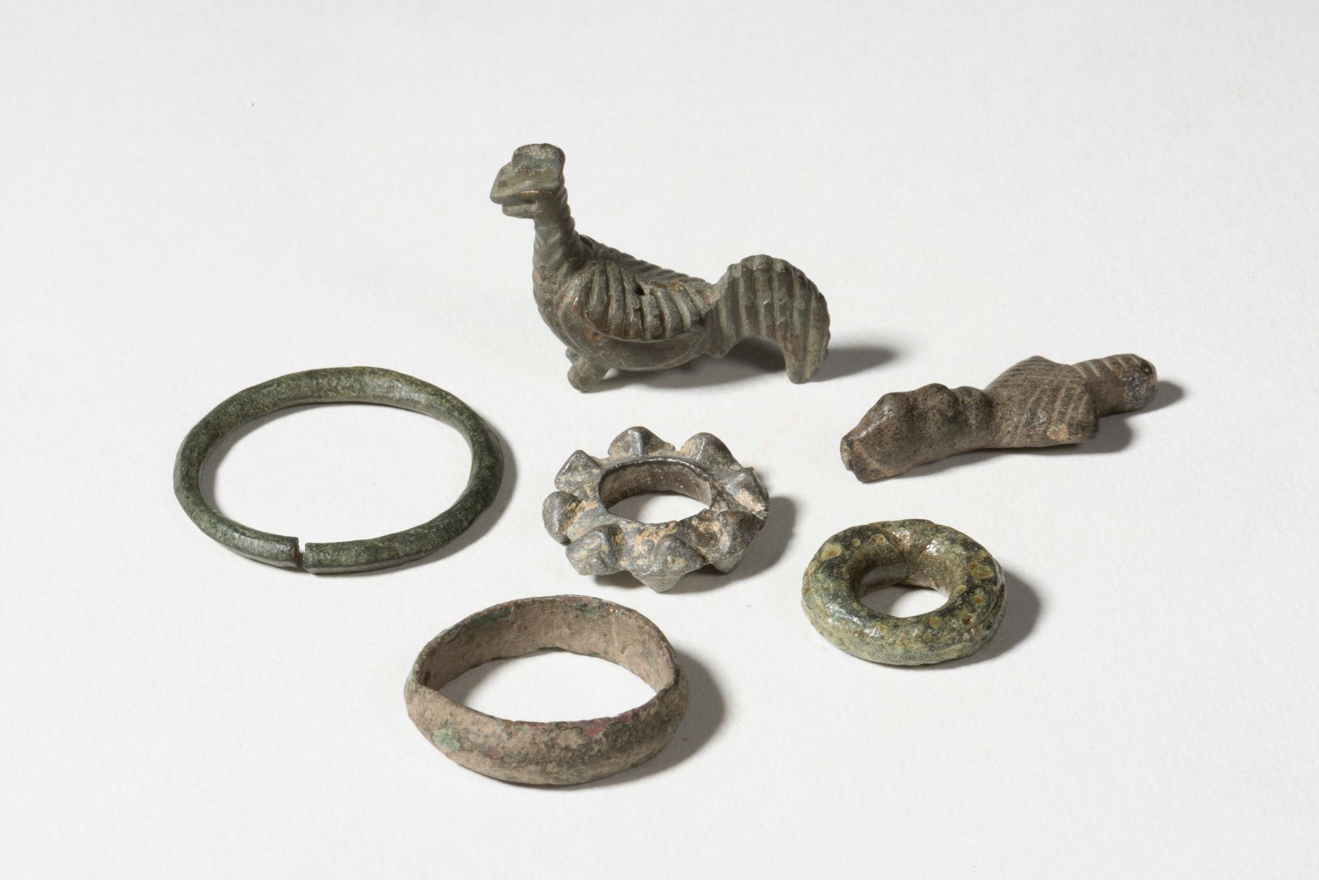 LOT 加洛-罗马时期

拍品包括一个阳具护身符，四个前货币轮和一个公鸡模型



青铜器