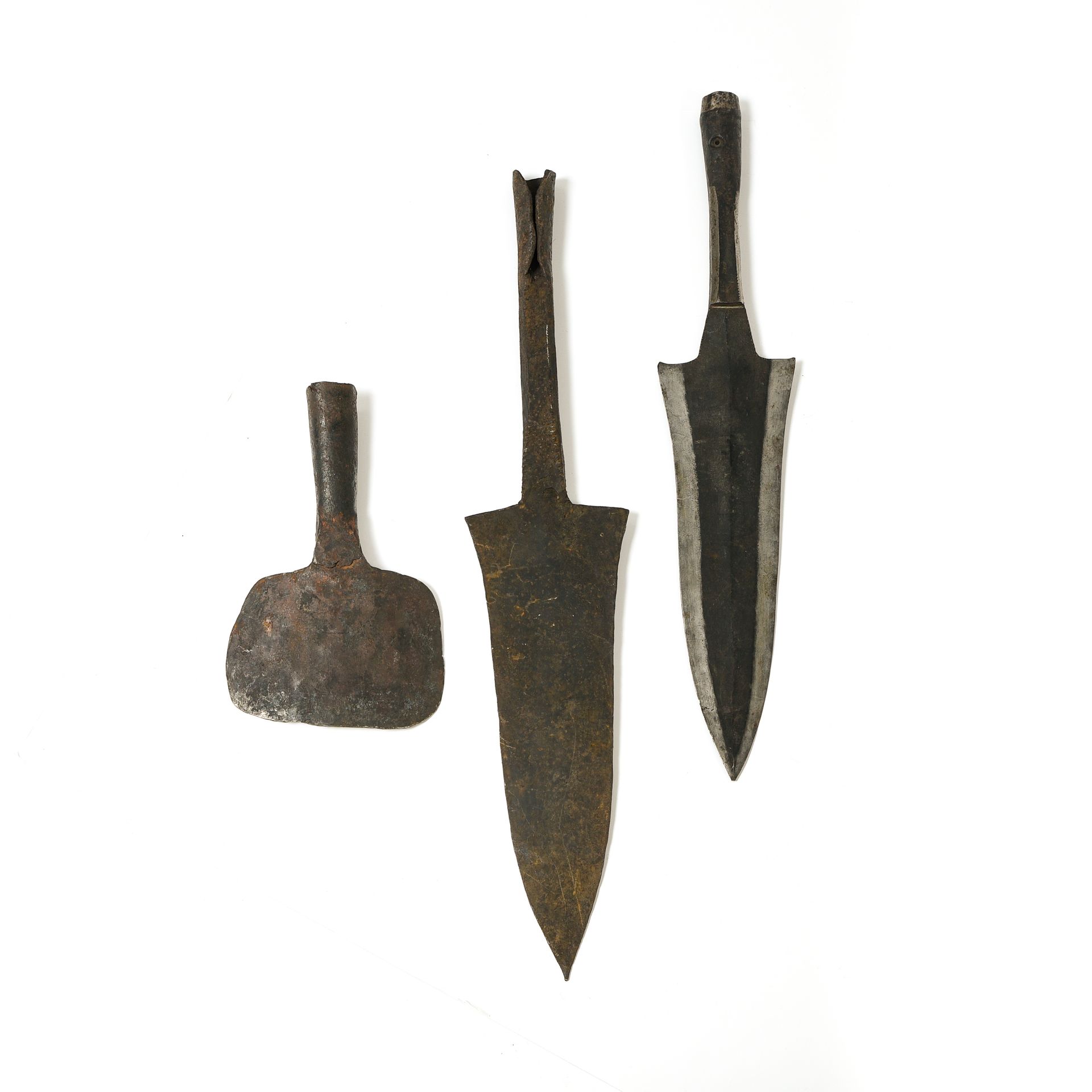 Deux fers de sagaie, une lame de houe 刚果，19世纪

两把刺铁，一把锄头刀



在铁。

 长：54厘米 最大的阿塞盖&hellip;