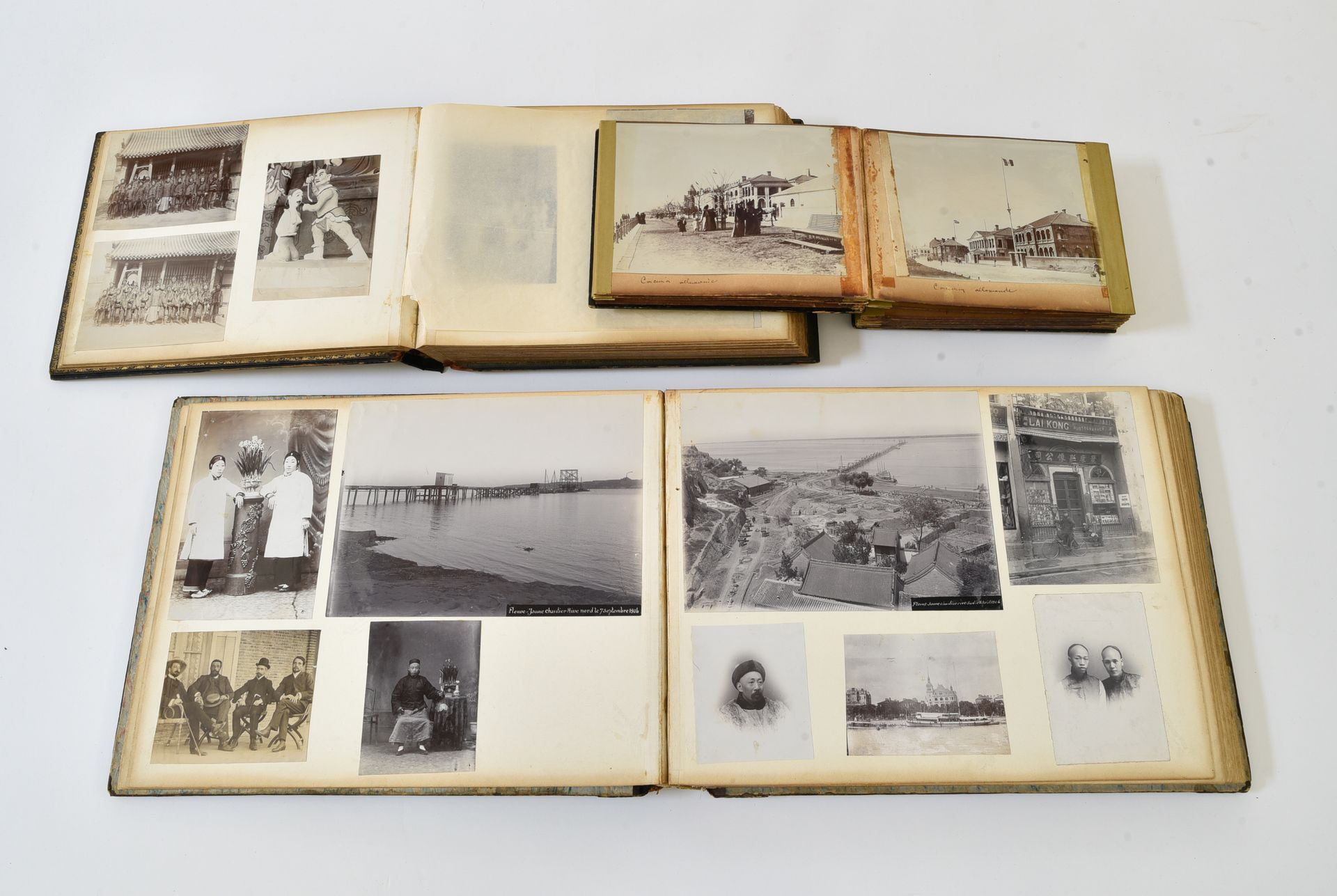 Trois albums de photographies à décor de laque noir CHINA, CA. 1903-1905

Three &hellip;