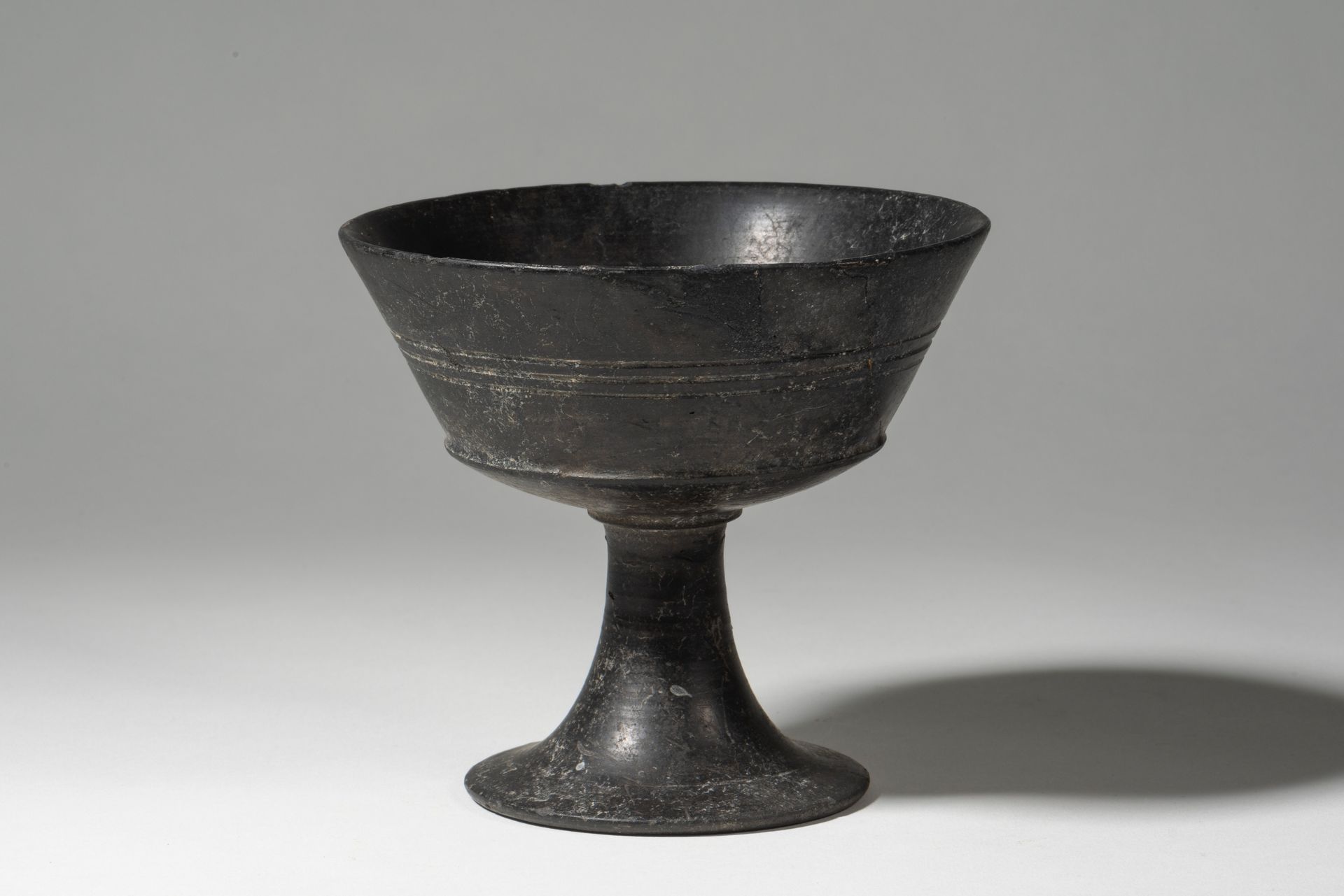 Coupe sur haut piédouche tronconique évasé 
公元前6世纪的伊特鲁里亚人




杯子放在一个高高的、外翻的、截顶的圆&hellip;