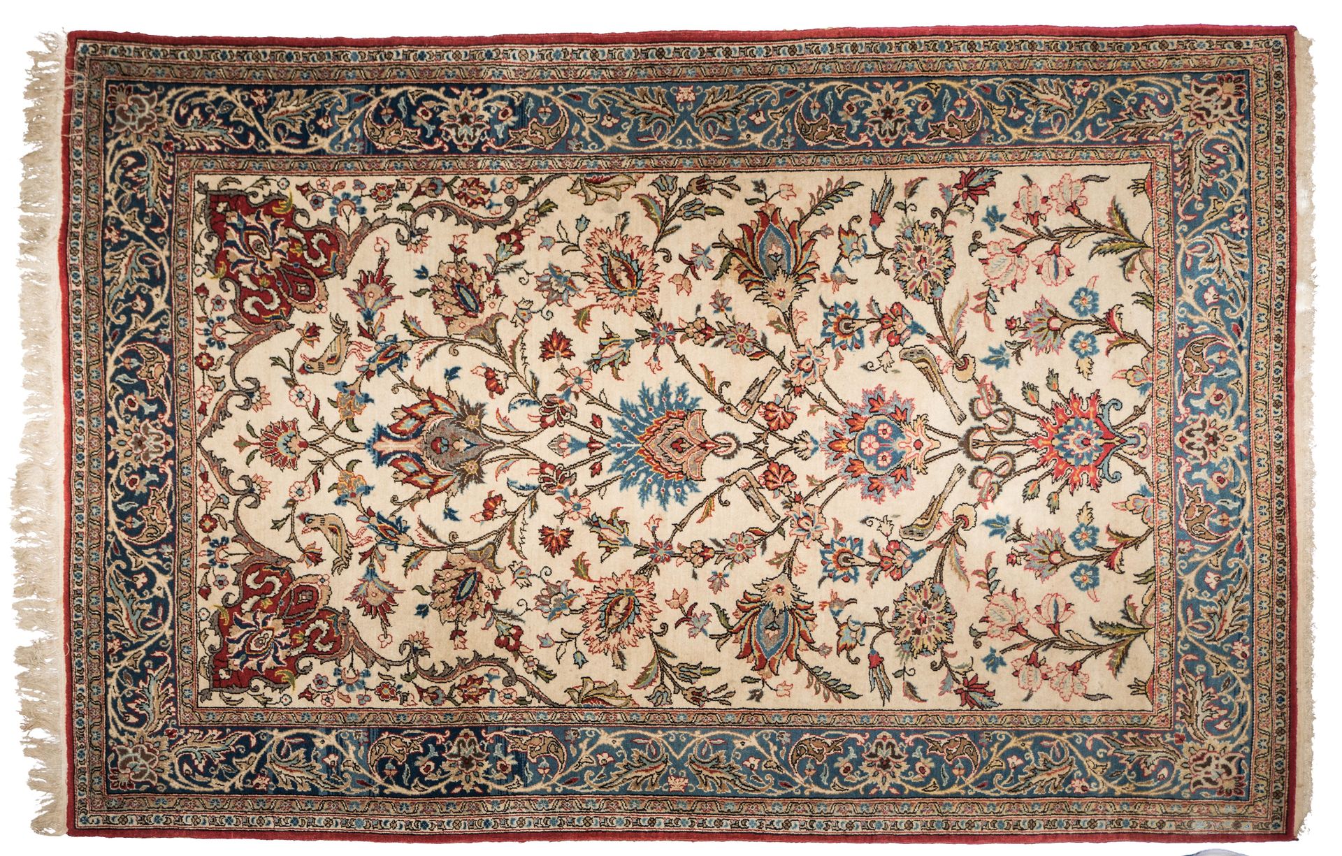 Tapis Tabriz façon Ispahan 大不里士地毯伊斯法罕风格



奶油色背景，生命之树的花和鸟的装饰，辫子间的蓝色卷边。

 长：140厘米&hellip;