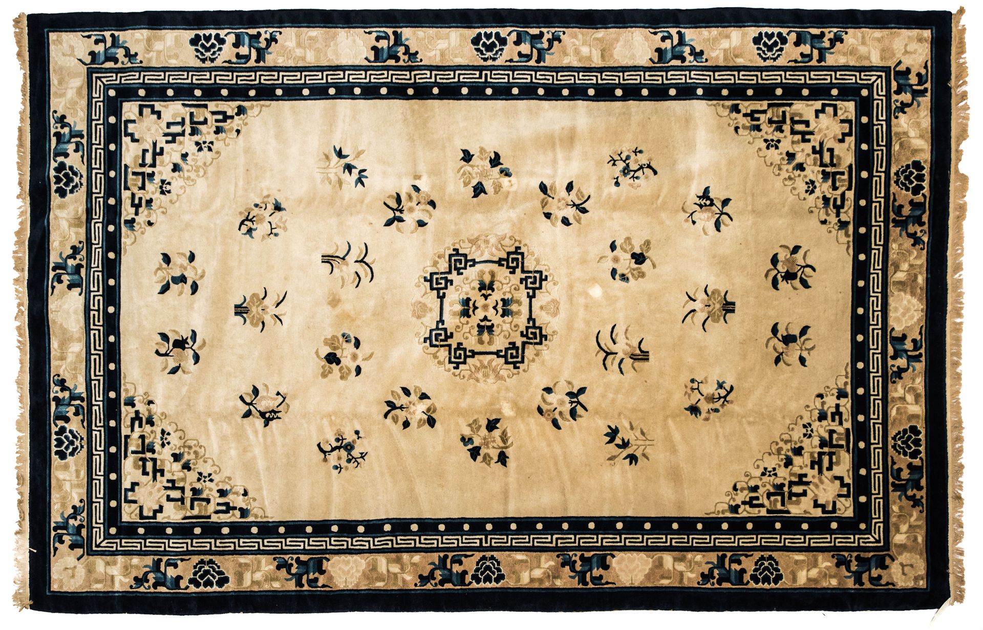 Tapis CHINA

Rug



Cream-coloured ground, blue and tobacco brown décor of a flo&hellip;