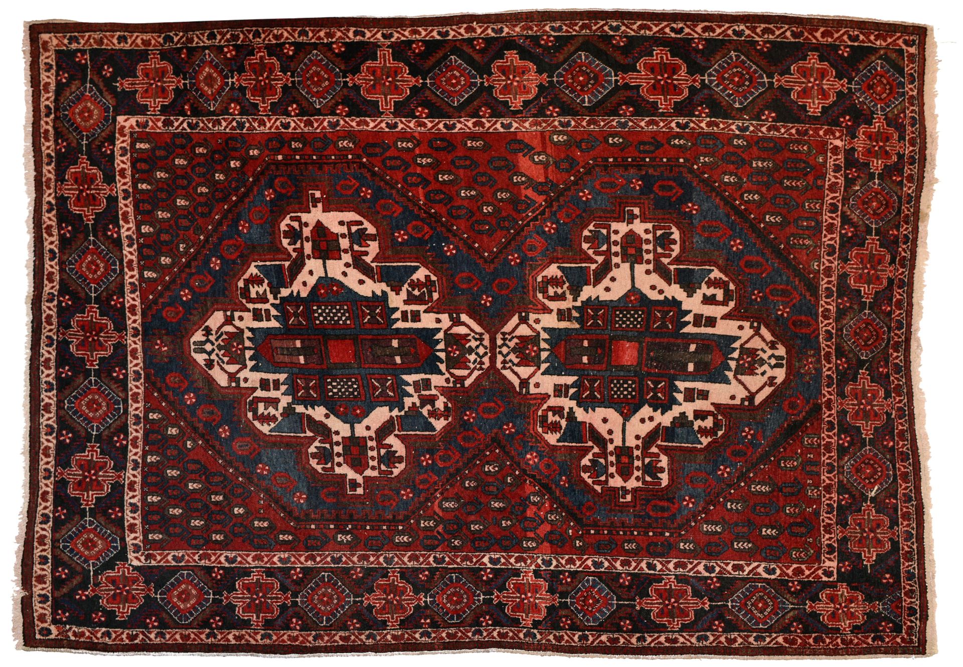 Tapis Afshar Tapis Afshar



Fond rouge chargé de palmes, décor de deux médaillo&hellip;