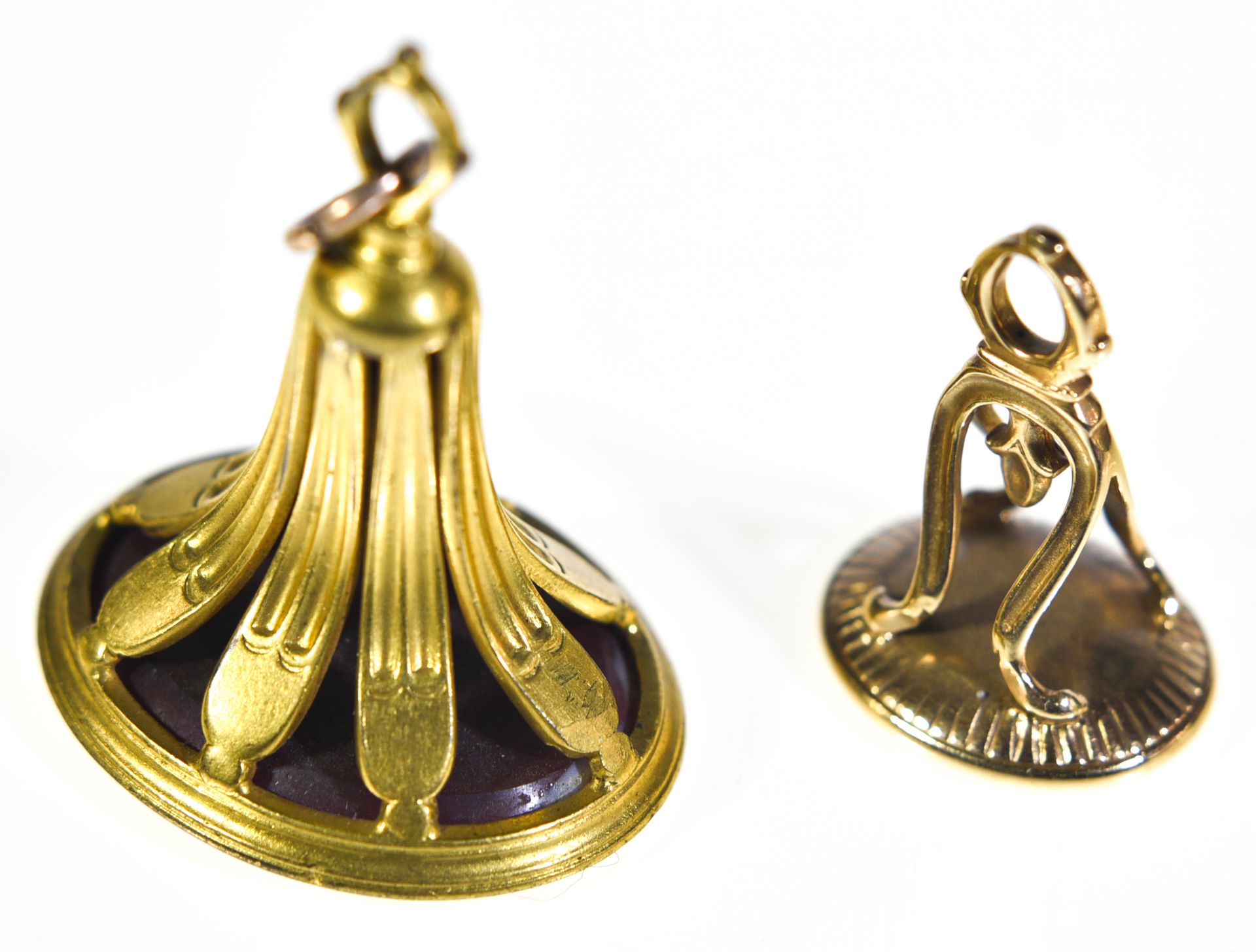 Cachets pendentifs 
挂件邮票









一枚18K金，9.66克，印章上刻有伯爵冠冕下的纹章；另一枚黄铜，16.06克，有凹槽，玻璃&hellip;