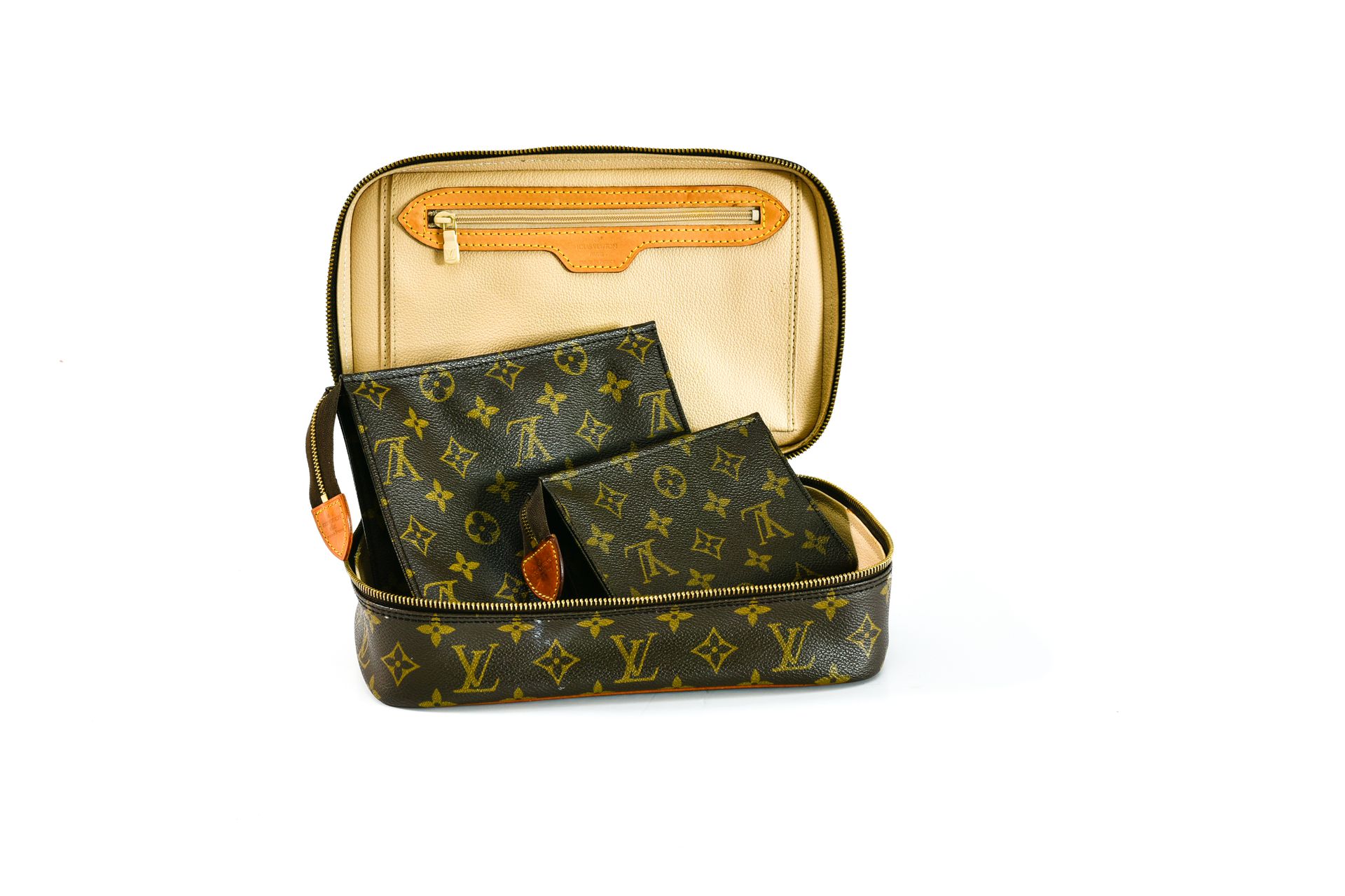 Louis Vuitton 3 Toiletry cases - travel accessories



1) Monogram canvas, light&hellip;