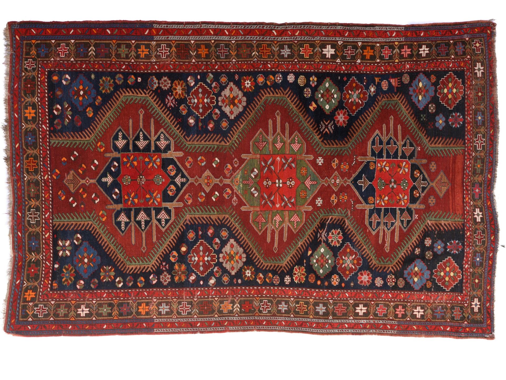 Tapis Caucase 19世纪

高加索地毯



红色背景，在红色方形中心有三个蓝色和绿色交替的奖章装饰，在蓝色背景上的绿色和黄色起伏的丝带中，黑色的边&hellip;