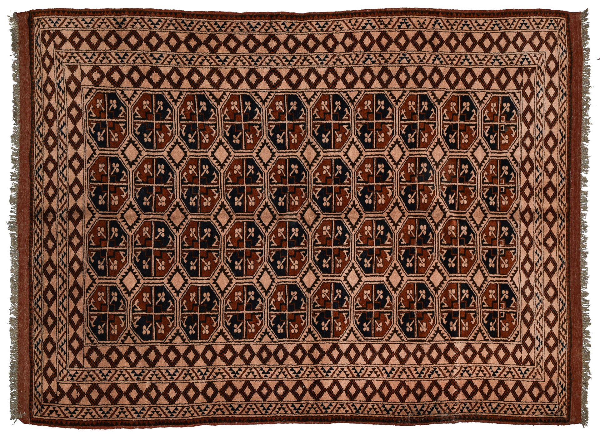 Tapis Boukhara Yomut 布哈拉Yomut地毯



奶油色背景，装饰有四行10个古尔文，几何边框。

 高：190厘米，宽：145厘米