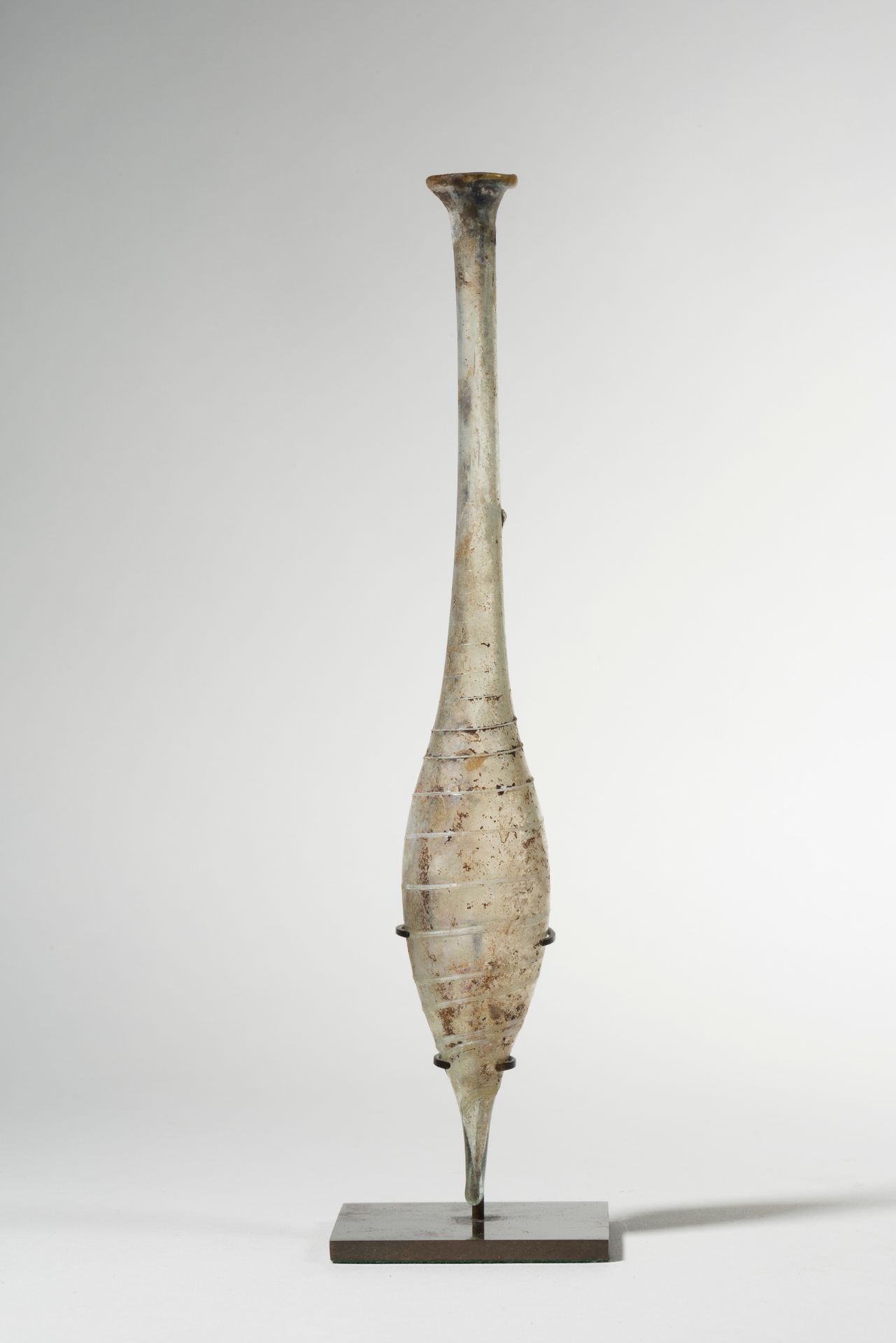 Longue fiole fusiforme à décor de filets 1ST-2ND CENTURY

Tall spindle-shaped vi&hellip;