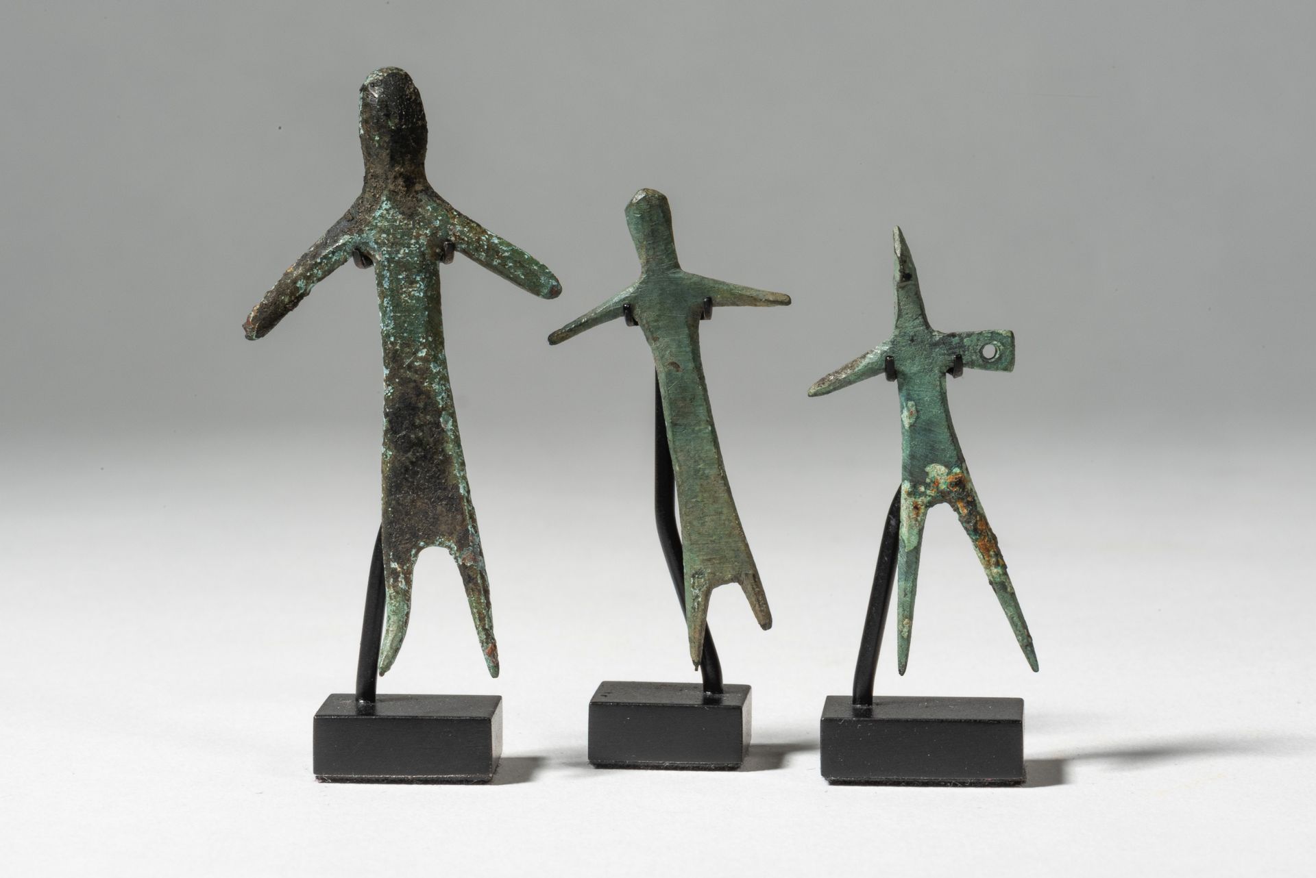 Lot de trois ex-votos 
埃特鲁里亚，公元前5世纪





一套三张风格迥异的前照片，手臂高举。











青铜，带绿色铜锈。&hellip;