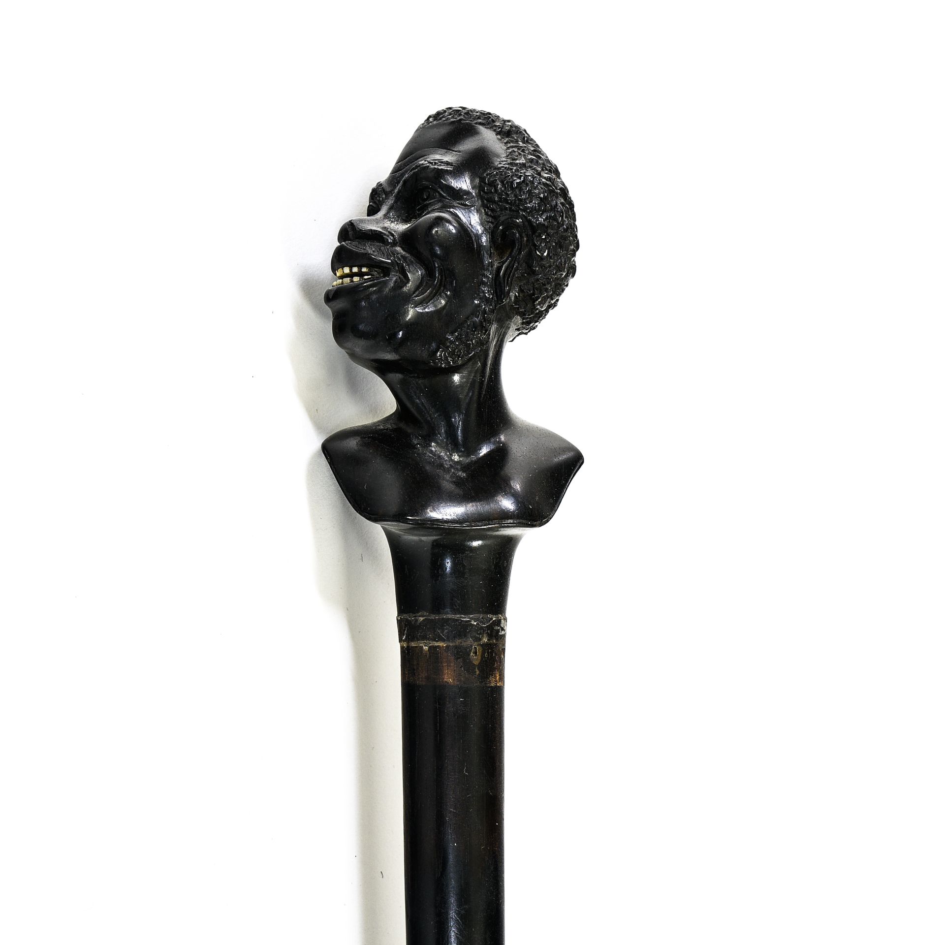 Canne à tête d'africain 带有非洲头的手杖



黑檀木旋钮和手柄

 高度：94厘米