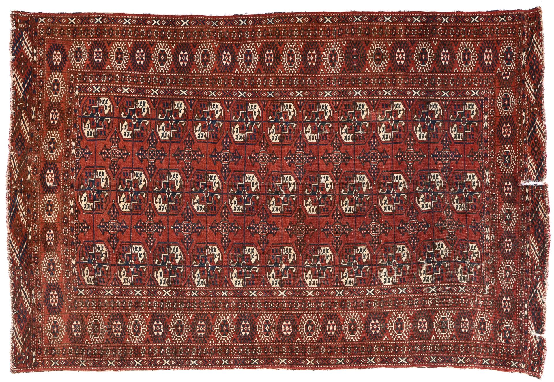 Tapis Boukhara 布哈拉地毯



红色背景，装饰有三排11个古尔邦节，几何边框。

磨损：147厘米 长：216厘米