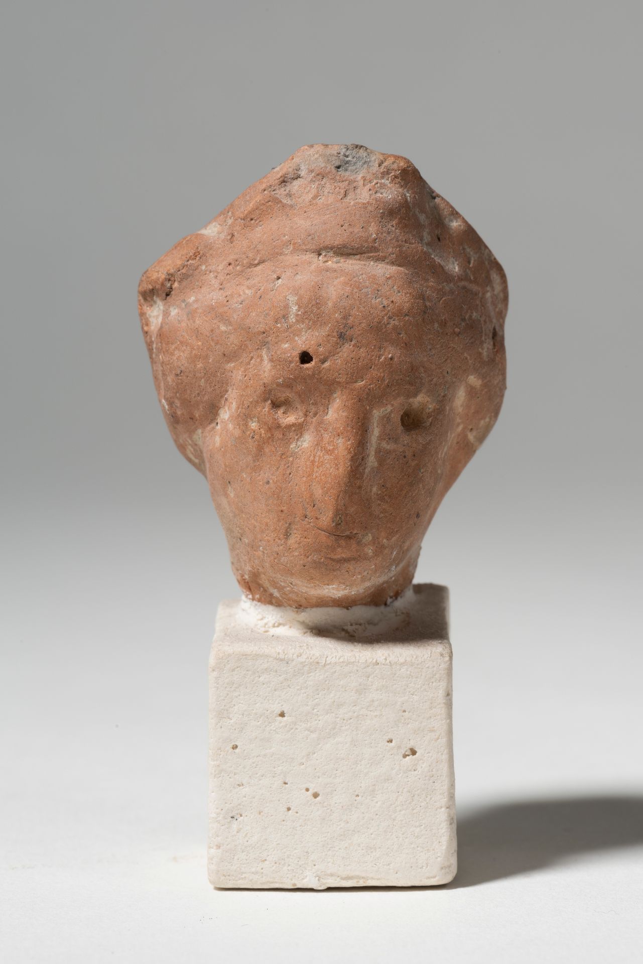 Tête féminine diadémée 
罗马时期





戴着头饰的女性头像



兵马俑，穿

H: 5 cm
