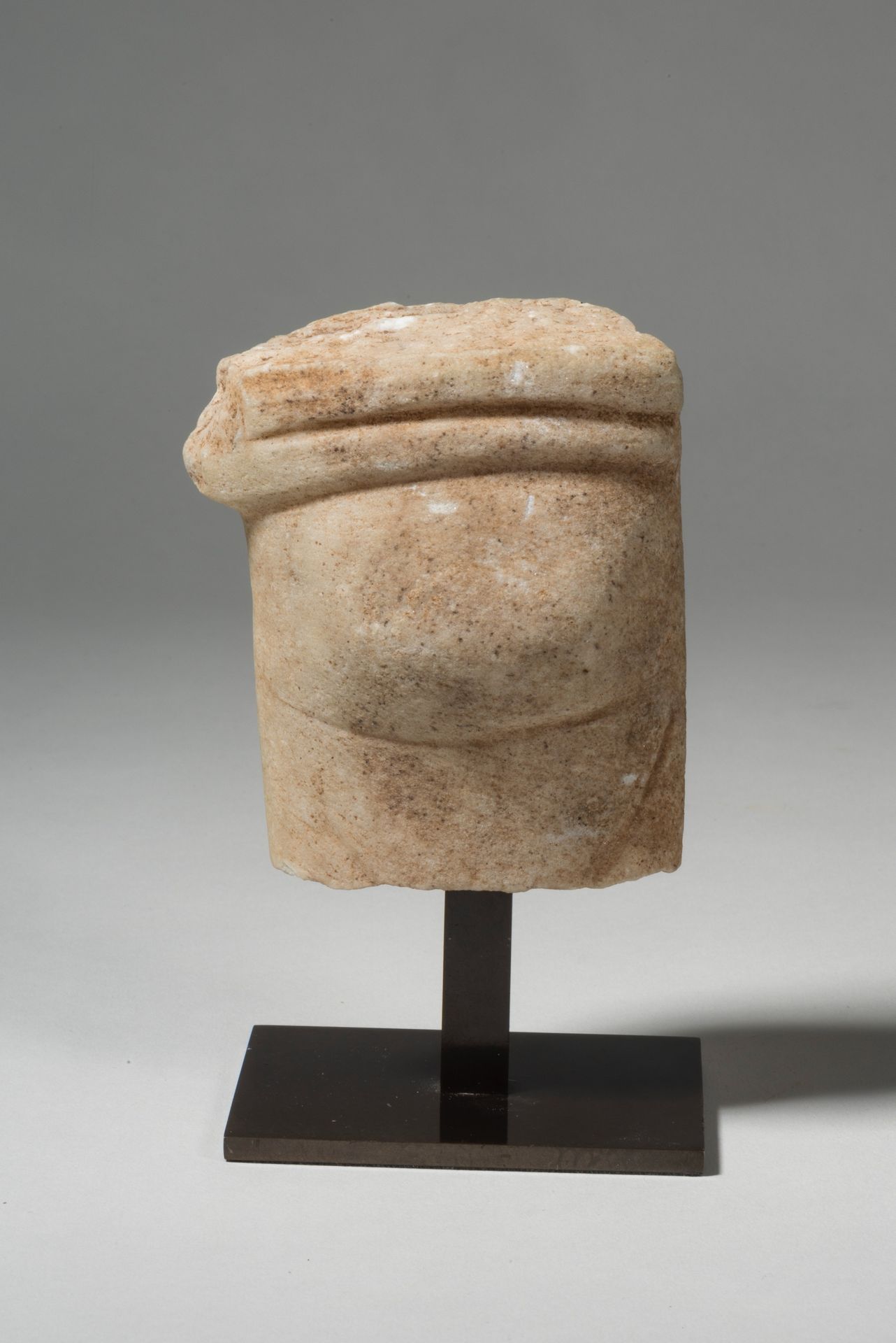 Fragment de rare figurine stylisée de femme enceinte CYCLADES, GROUPE DE SPÉDOS,&hellip;