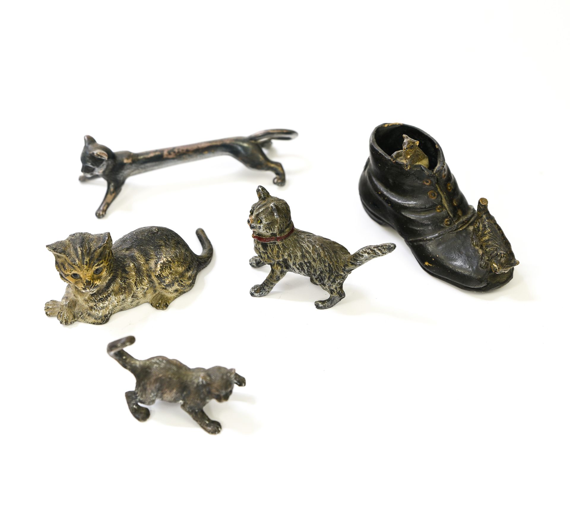 Collection de chats 奥地利，维纳

收藏猫咪



两件维也纳青铜器，一件银器(800)，一件鞋上有两只拍打过的赤土小猫，一件银色金属器。
&hellip;