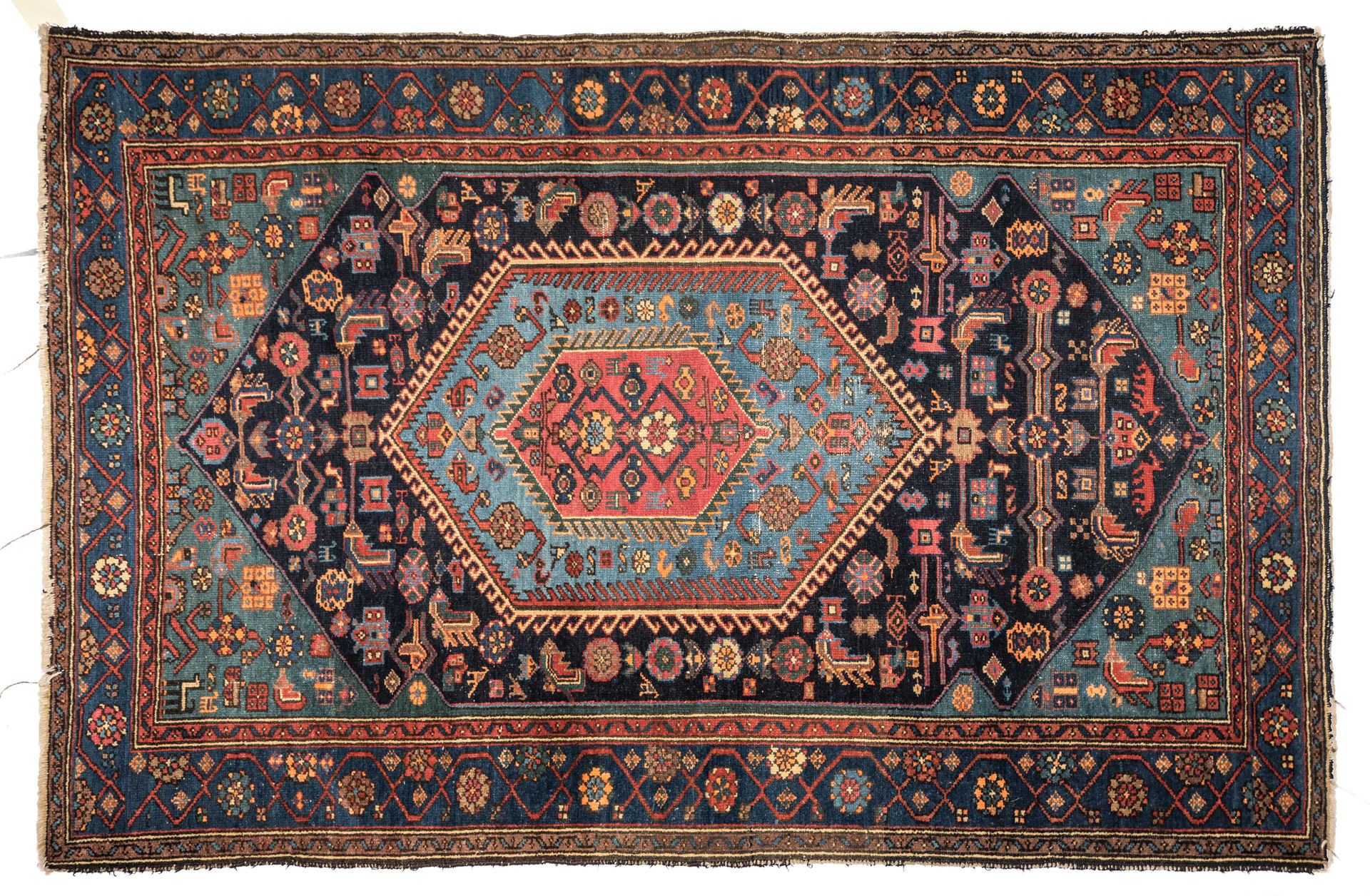 Tapis Nord Ouest de la Perse 西北波斯地毯



蓝色背景，Herati装饰，天蓝色和红色六边形徽章，天蓝色边框，蓝色花边

 长：&hellip;
