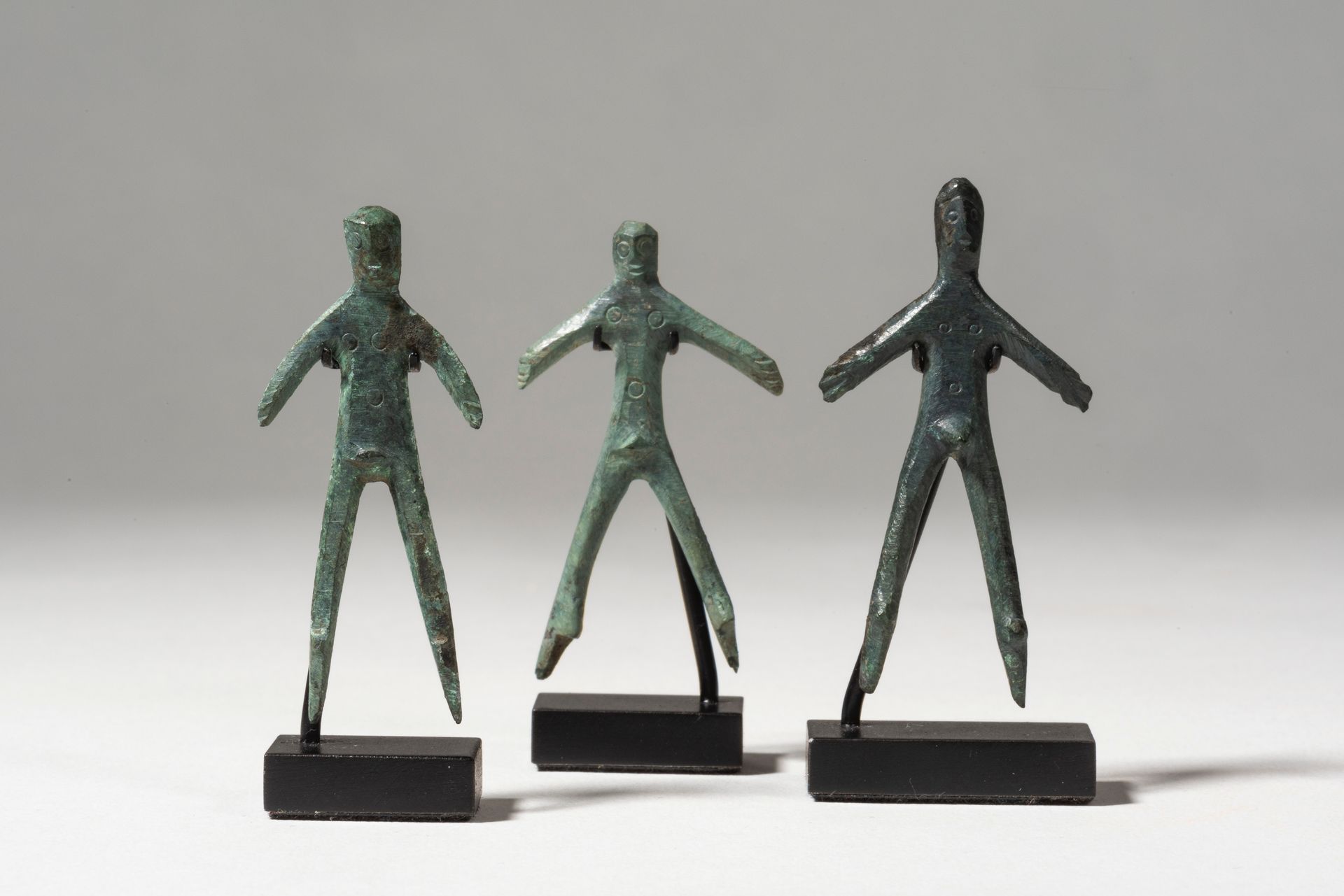Lot de trois ex-votos 
埃特鲁里亚，公元前5世纪


一套三张风格迥异的前景图，手臂举起。


青铜，带绿色铜锈。

高：5厘米