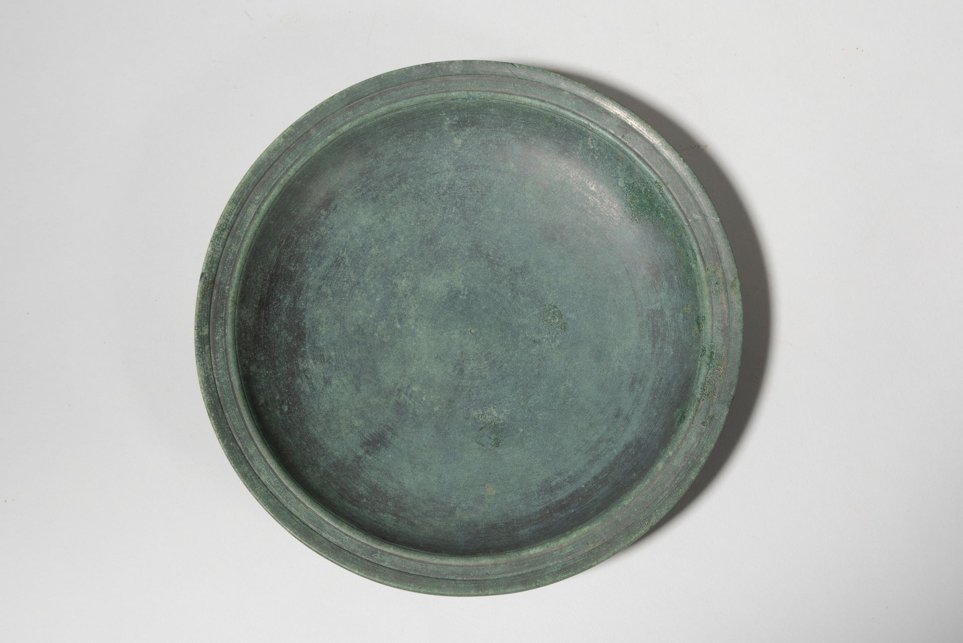 Assiette à petit marli et pied annnulaire. 罗马时期，1-1世纪

盘中有小马利和环形脚。



带有美丽的绿色铜锈的&hellip;