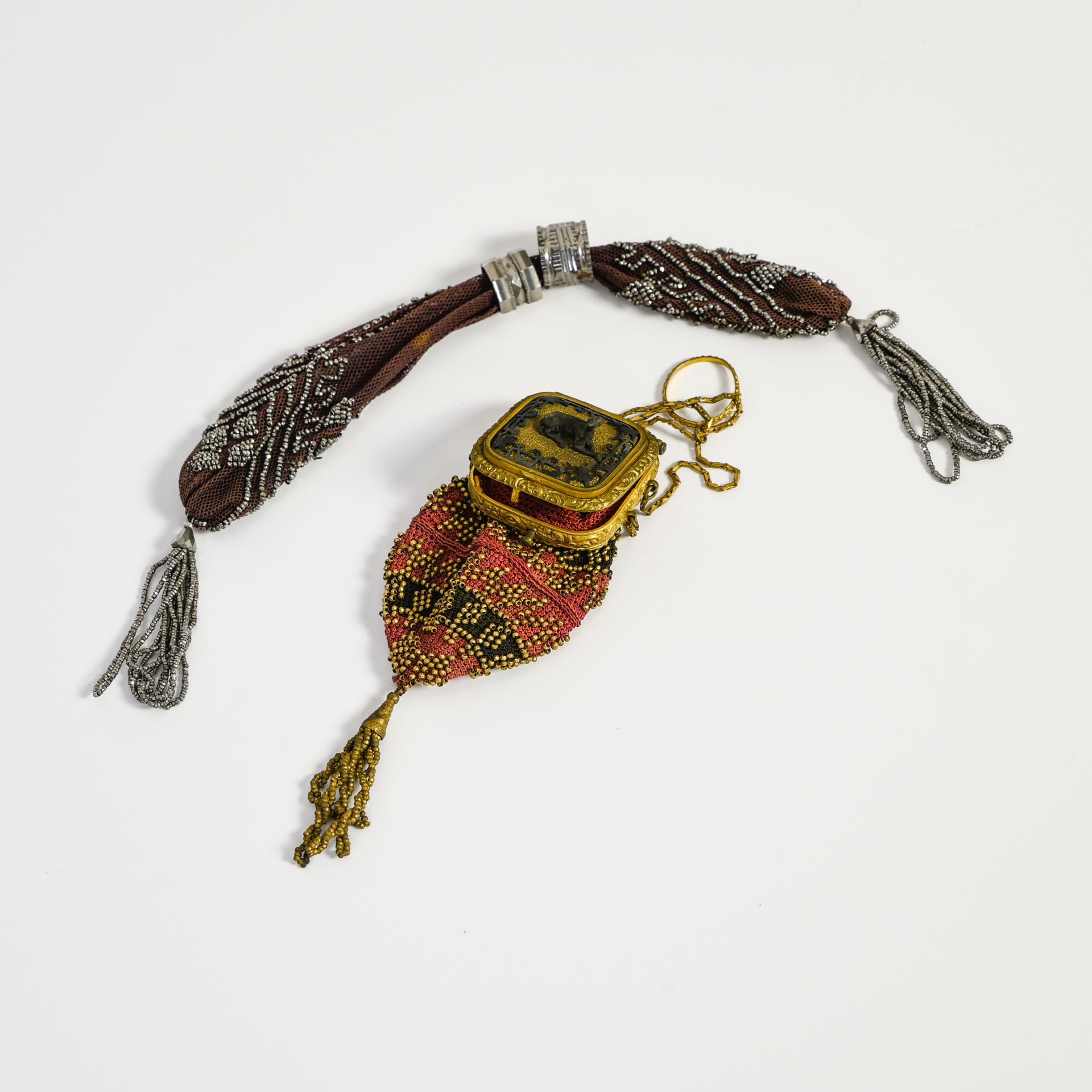 Deux aumônières Two pouches



one made of beads and pomponne decorated with a g&hellip;