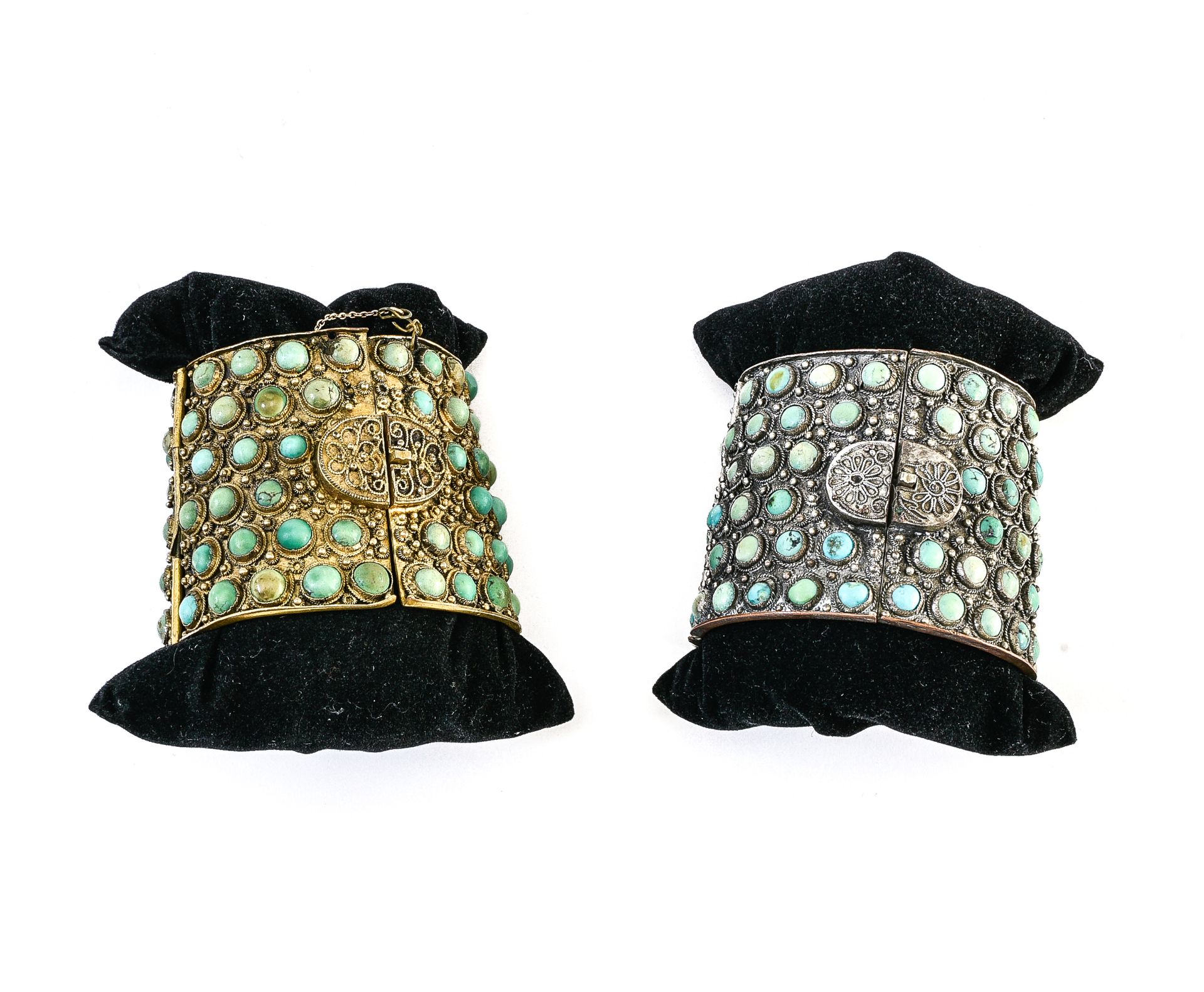 Deux bracelets manchettes 中国

两只银色和镀金手镯



银制和镀金，覆盖着凸圆形绿松石。

 长：5.5厘米 重量：220克