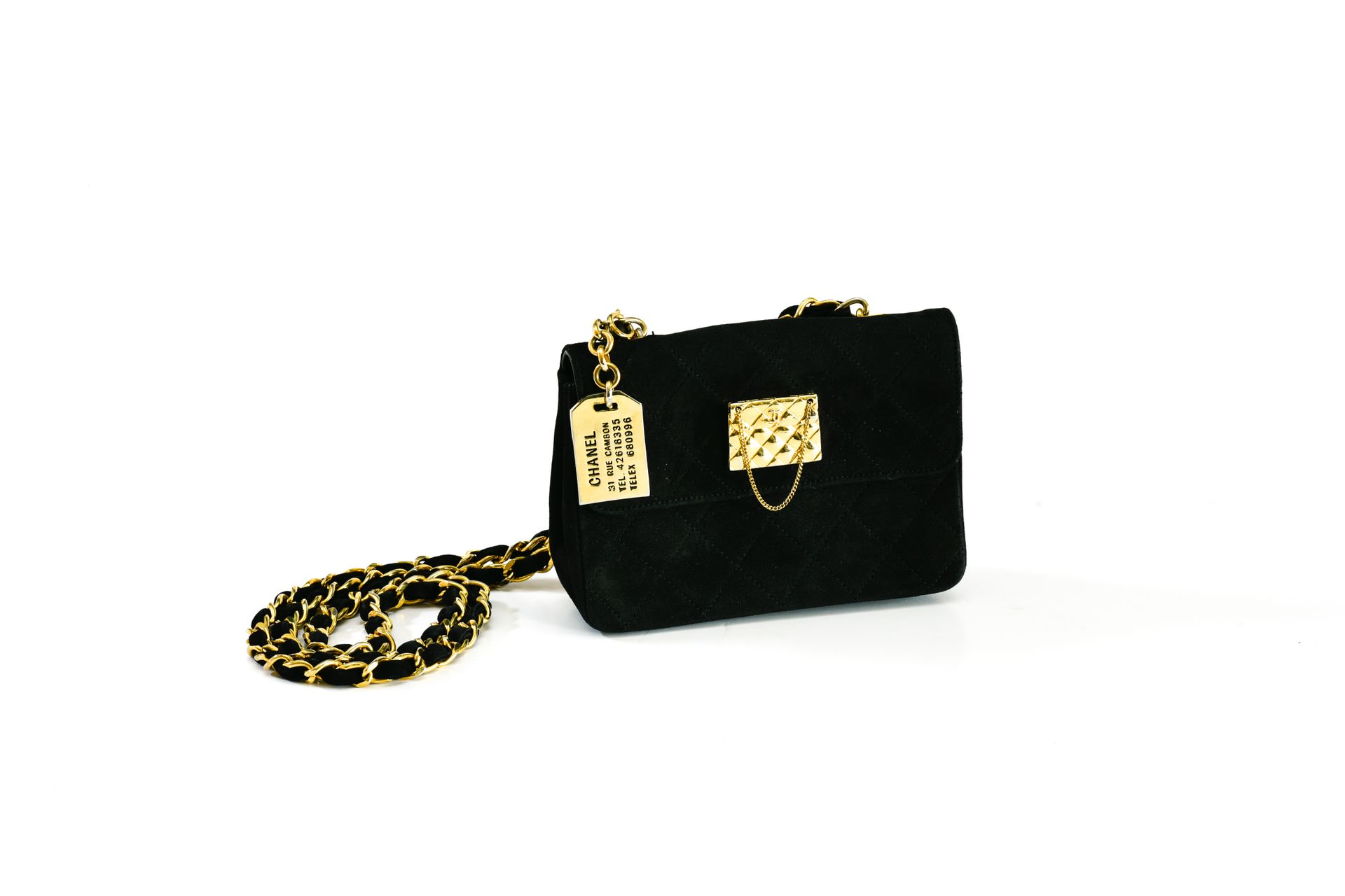 Chanel Sac du soir miniature "les exclusifs de Chanel"



En velour noir, coutur&hellip;