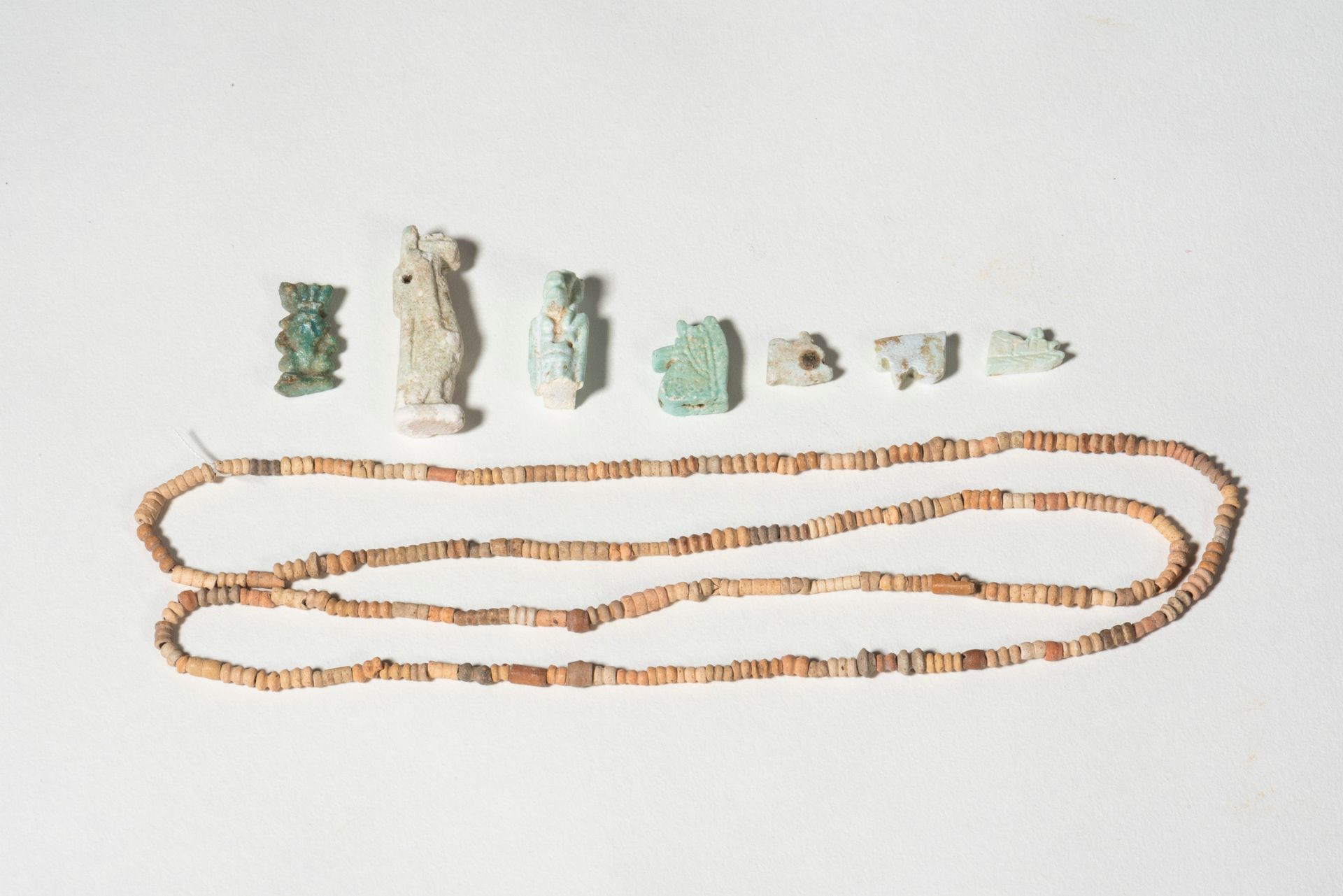 LOT 圭亚那

拍品包括四个oudjat眼睛，一个护身符碎片，一个Bès护身符，一个Thueris护身符和一个重建的项链



绿色的陶器