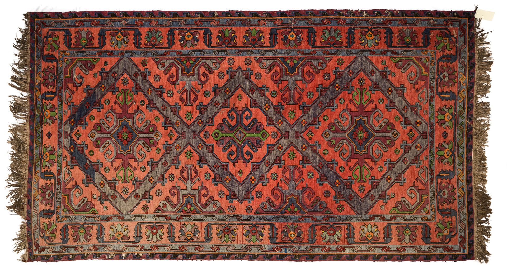Tapis Kilim Soumak, Caucase 基里姆-苏马克地毯，高加索地区



红色背景，装饰三个蓝色十字形徽章，辫子间有花环边框。

褪色 l &hellip;