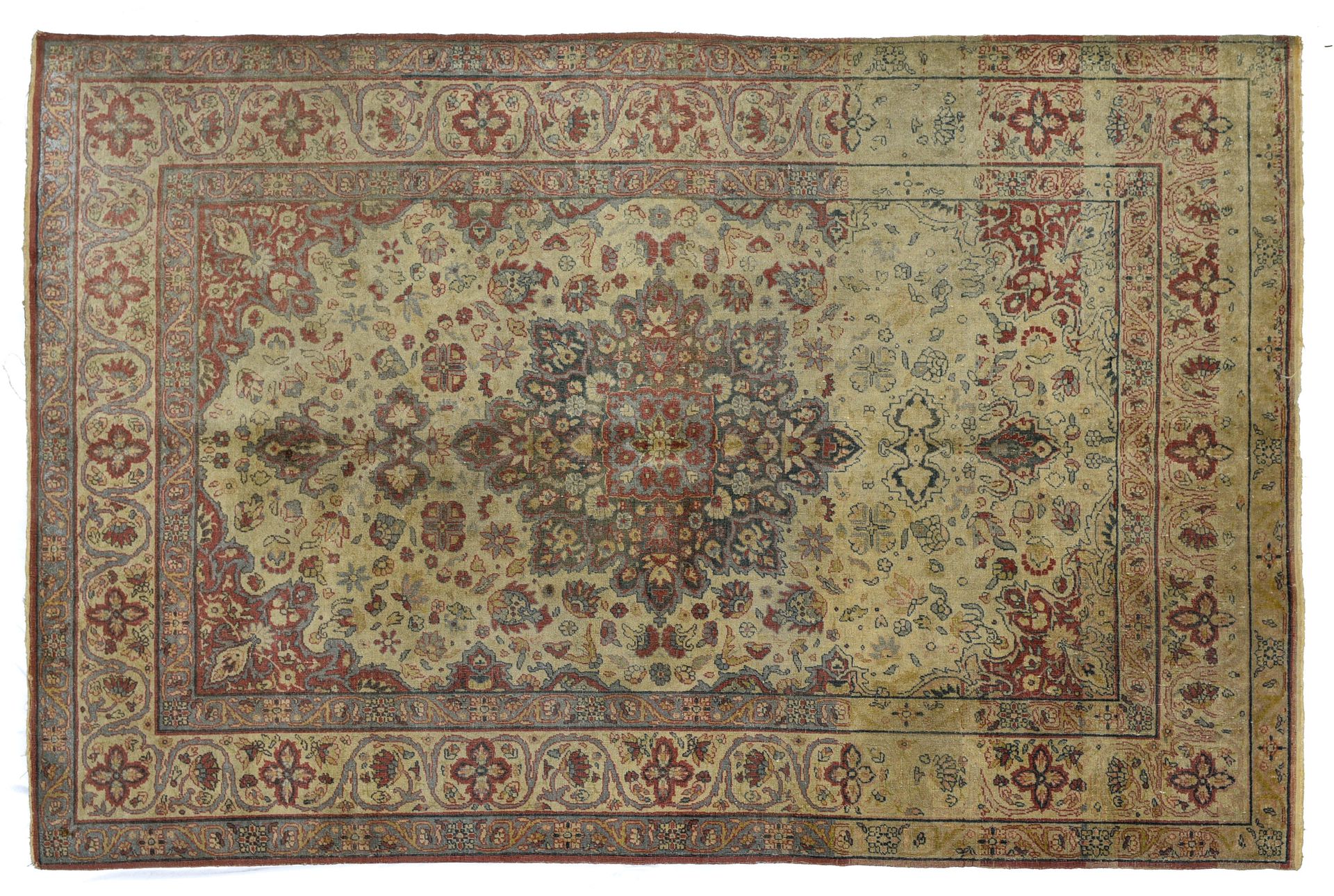 Tapis Ispahan 伊斯法罕地毯



奶油色背景，蓝色、红色和绿色的花纹装饰，红色和蓝色的边框，辫子间的花环边框。

磨损和变色。高：206厘米，宽：&hellip;