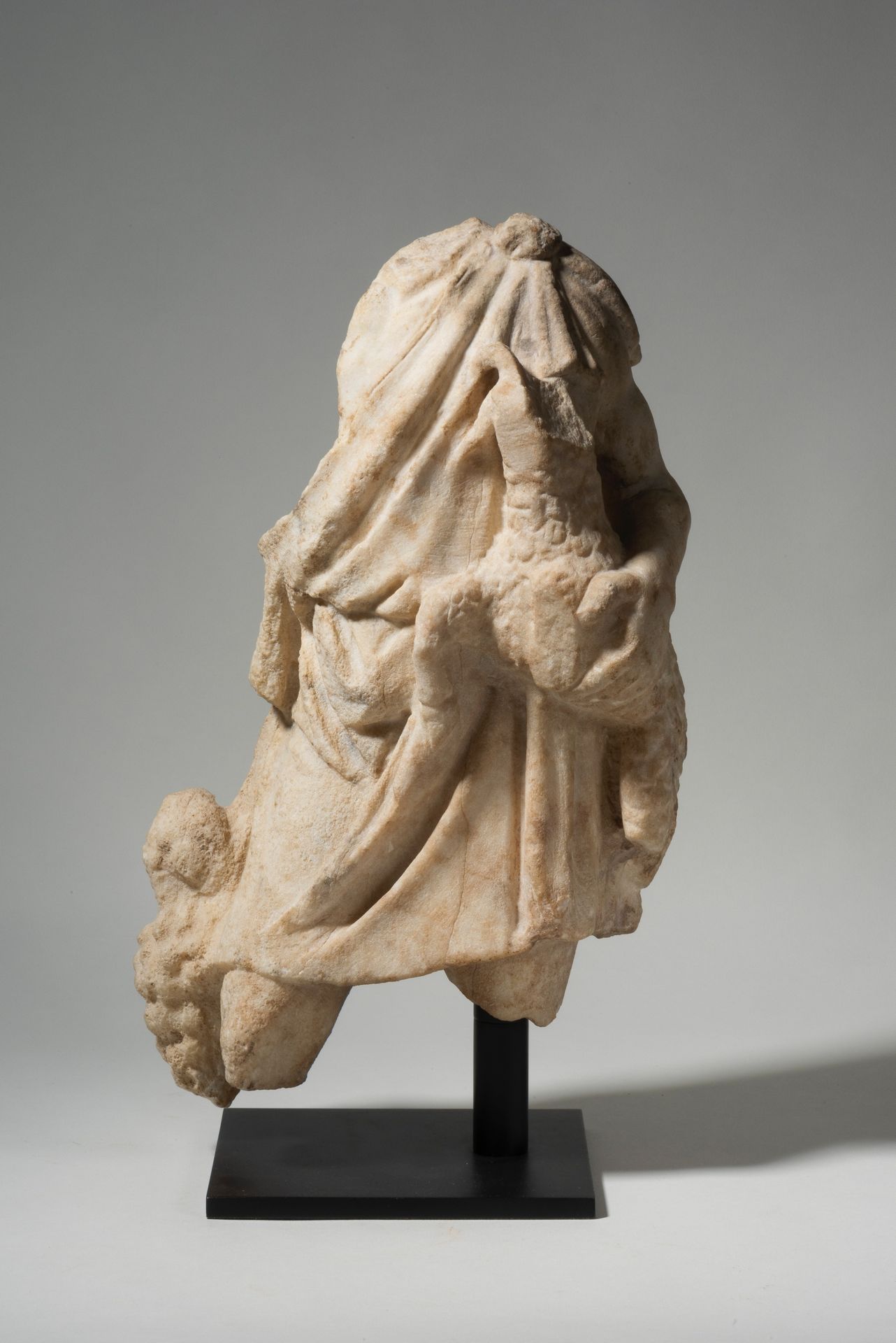 Fragment de statue représentant un jeune pâtre 罗马帝国，1-2世纪

代表一个年轻牧羊人的雕像碎片，他穿着短垂的&hellip;