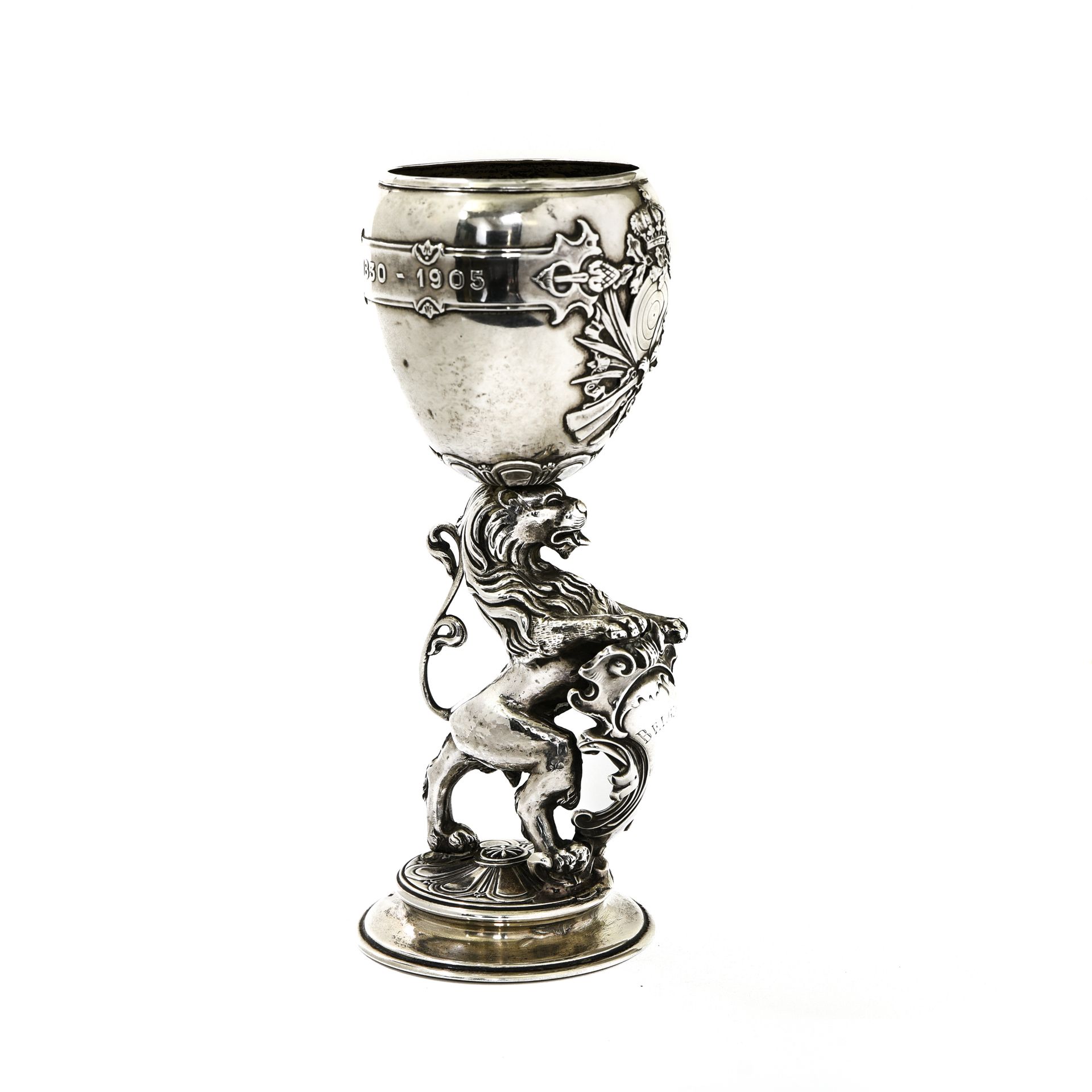 WOLFERS Frères 狼族人

比利时独立75周年拍摄的价格杯



银质80万，代表一只狮子，上面有一个杯子，两腿之间夹着一个写着 "比利时 "的盾牌&hellip;