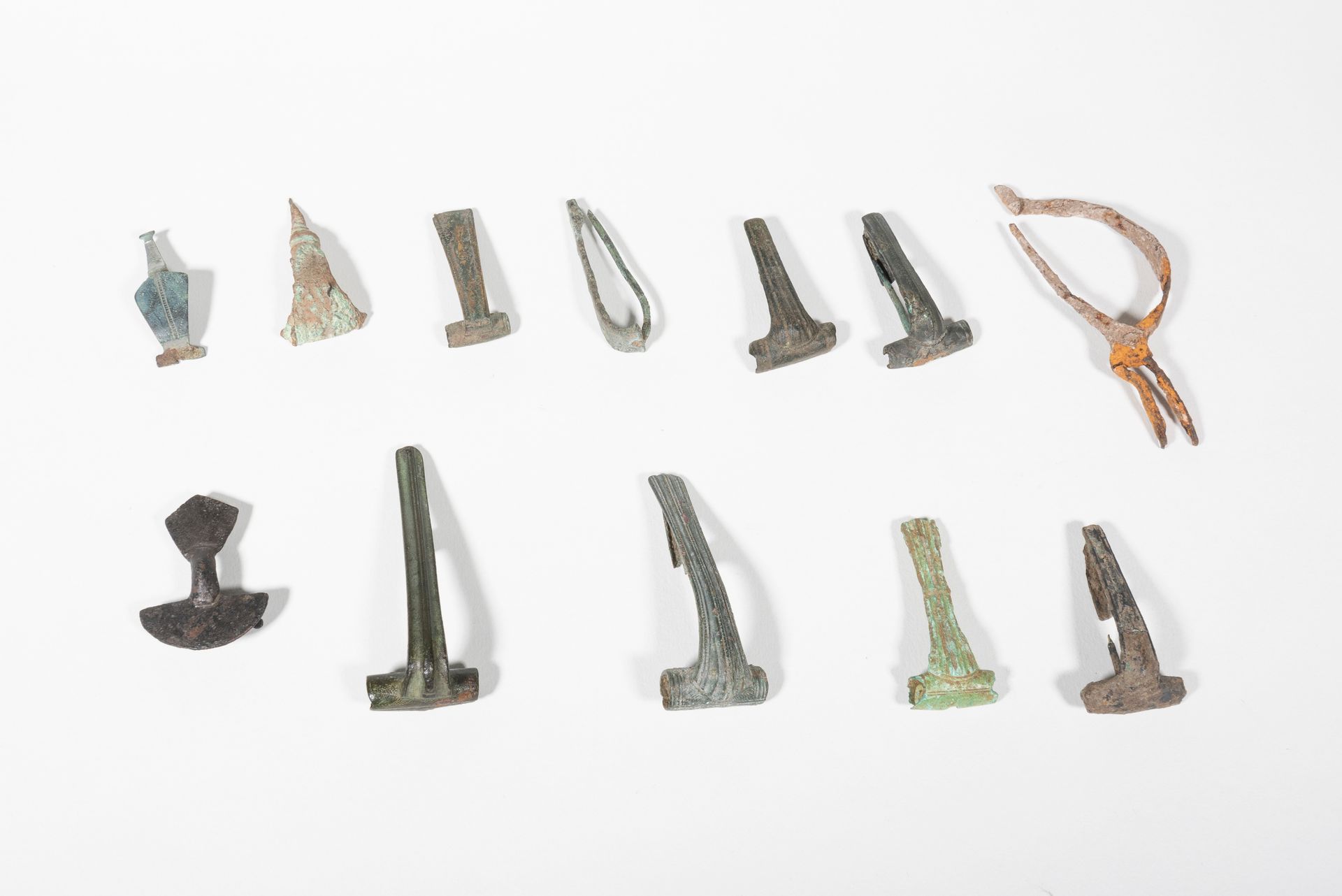 LOT 3RD CENTURY

Lot composed of twelve fibulae, including one shaped like pince&hellip;