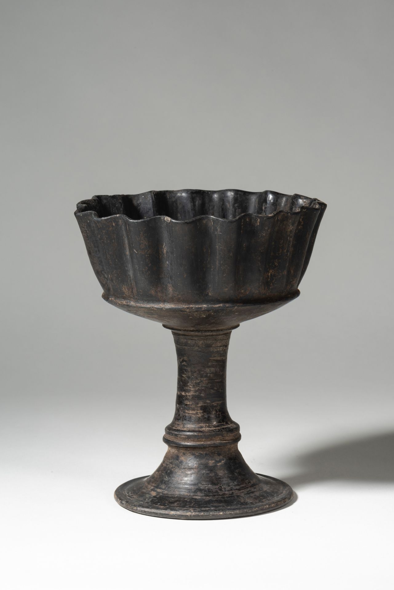 Coupe caliciforme à paroi cannelée 
公元前6世纪的伊特鲁里亚人





有凹槽壁的Caliciform碗。不常见的形状。
&hellip;