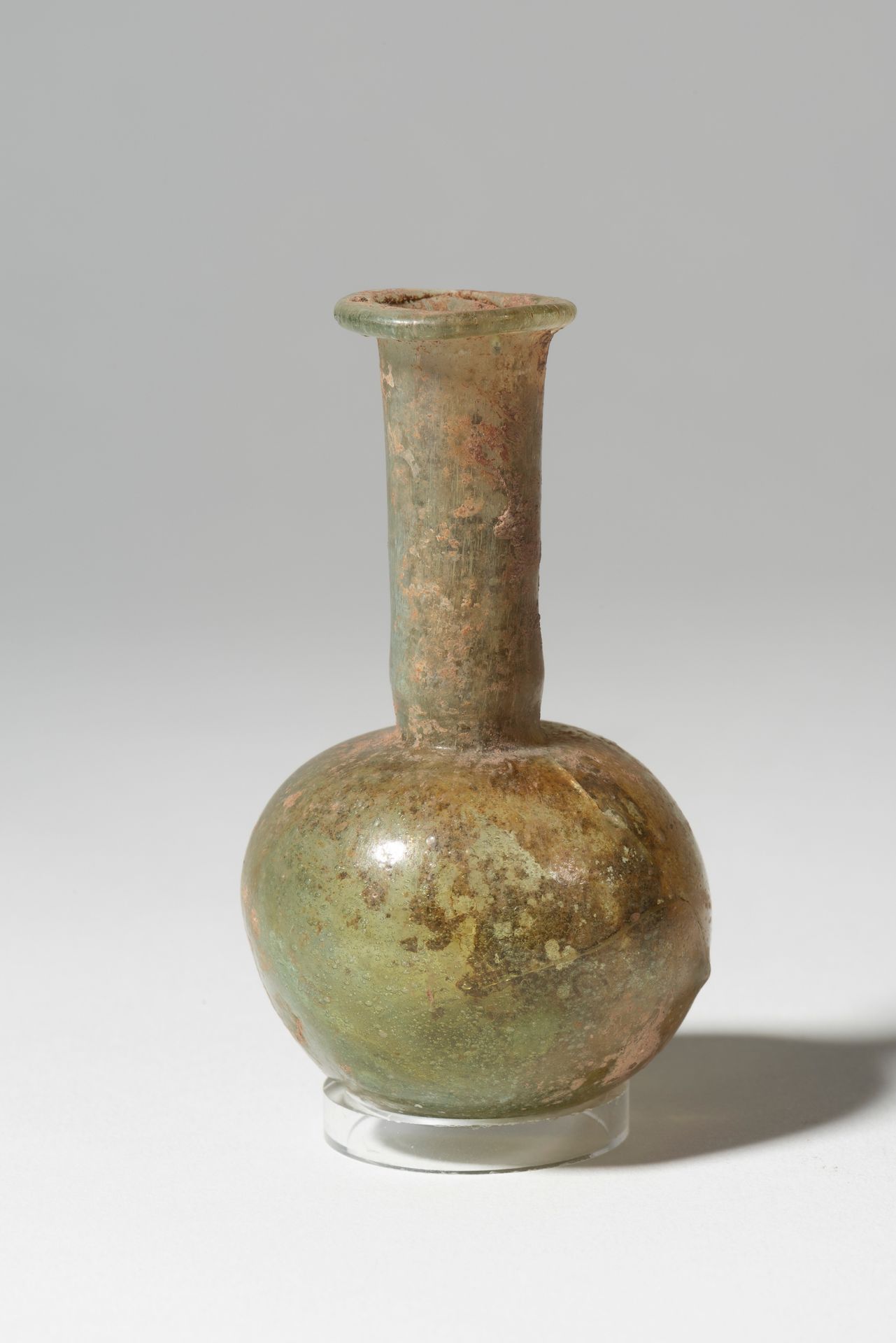 Fiole à panse globulaire et haut col 
罗马艺术，1-2世纪





球状瓶身和高颈的小瓶



带绿色的玻璃。身体上的裂&hellip;