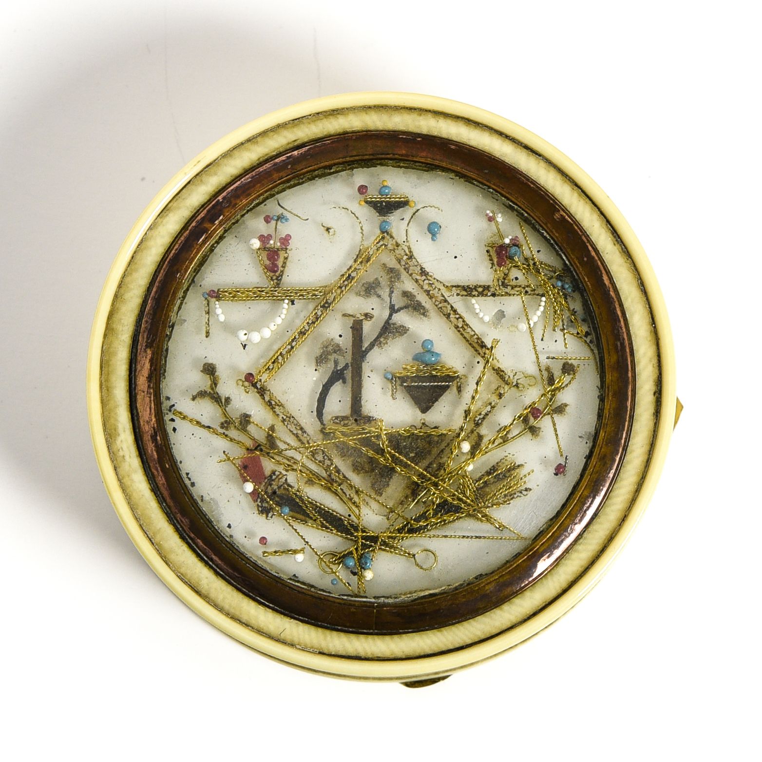 Boîte à décor maçonnique Masonic box



made of ivory decorated with pomponne an&hellip;