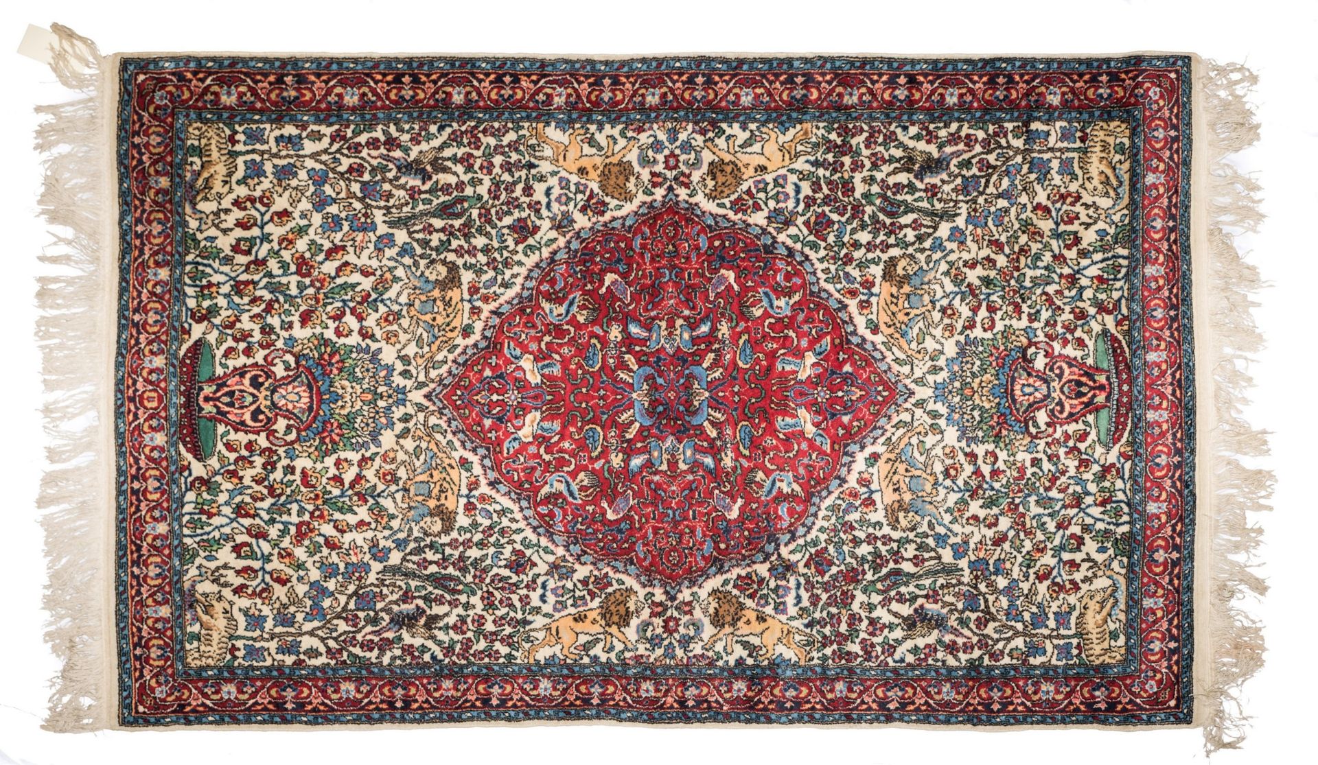 Tapis Tabriz 大不里士地毯



奶油色背景，密集的生命树和野生动物装饰，红色奖章与鸟类，红色边框，在蓝色辫子之间。

 长：122厘米 长：200&hellip;