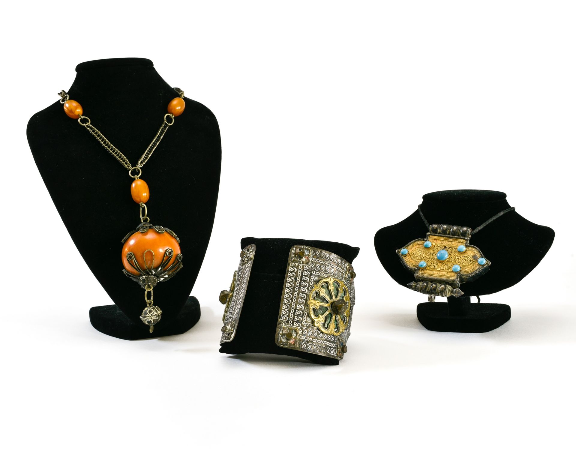 Lot de trois bijoux ethniques 
Lotto di tre gioielli etnici











tra cui u&hellip;