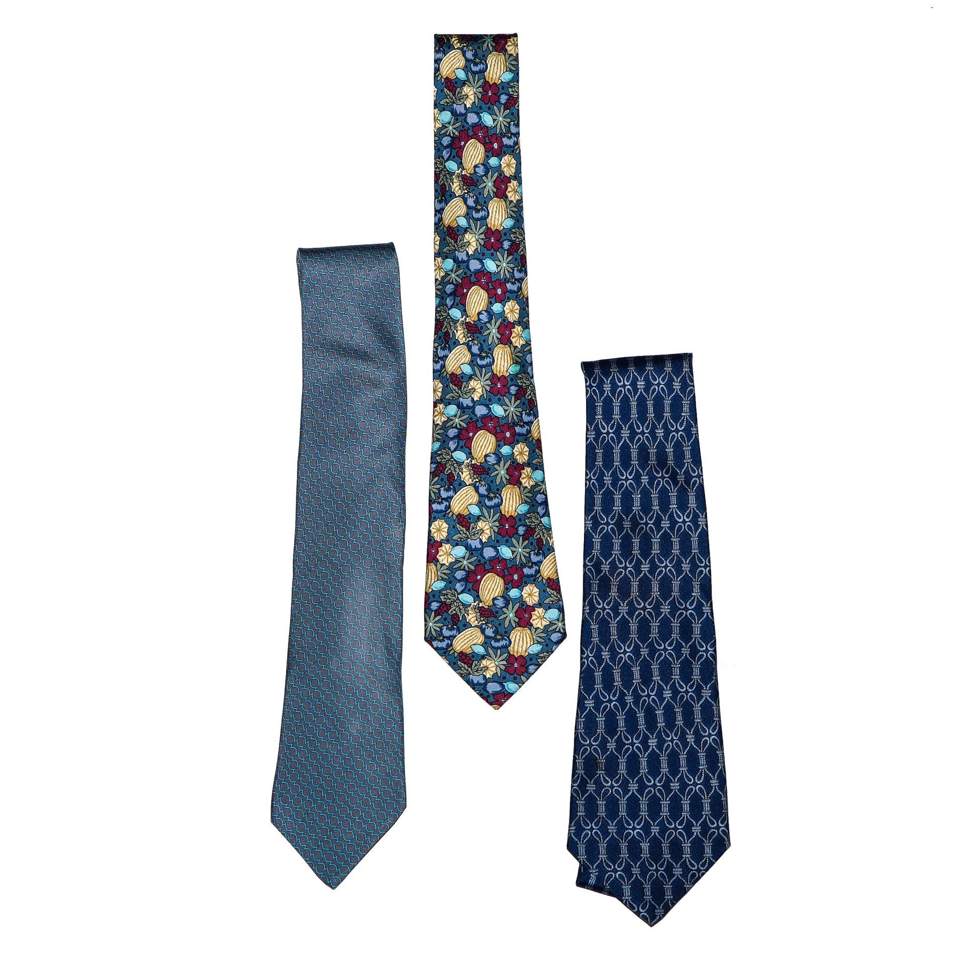Hermès Lot de 3 cravates twill



De tons bleus. 1- Fond bleu gris, dessins de m&hellip;