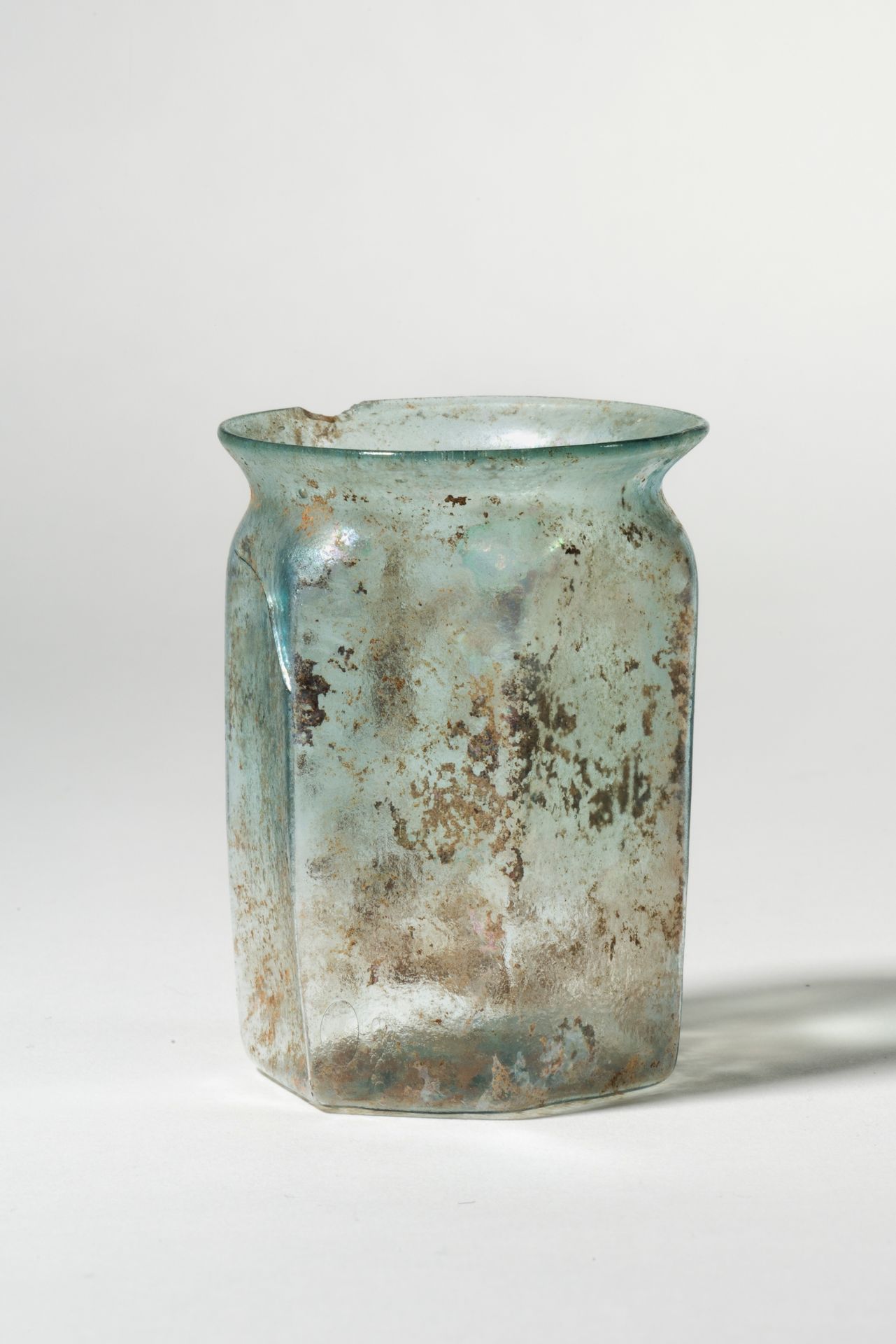 Flacon à six pans 罗马时期，2-4世纪

六边形的瓶子



半透明的彩虹色玻璃

 高：7厘米，宽：5.5厘米
