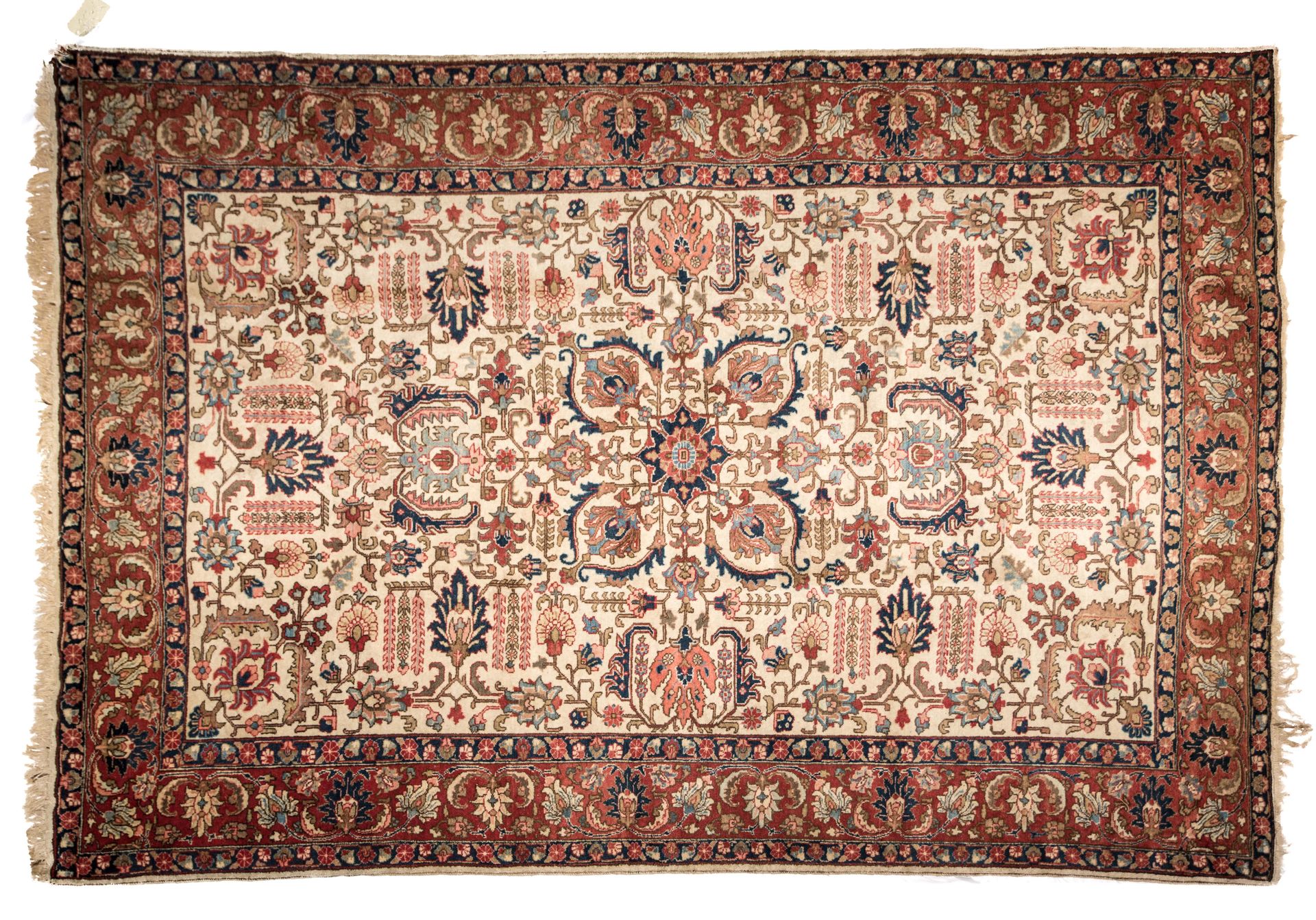 Tapis Heriz ( ?) Heriz地毯（？



奶油色背景，叶茎和花的装饰，红色背景上有阿巴斯花的花环

 长：226厘米 长：335厘米
