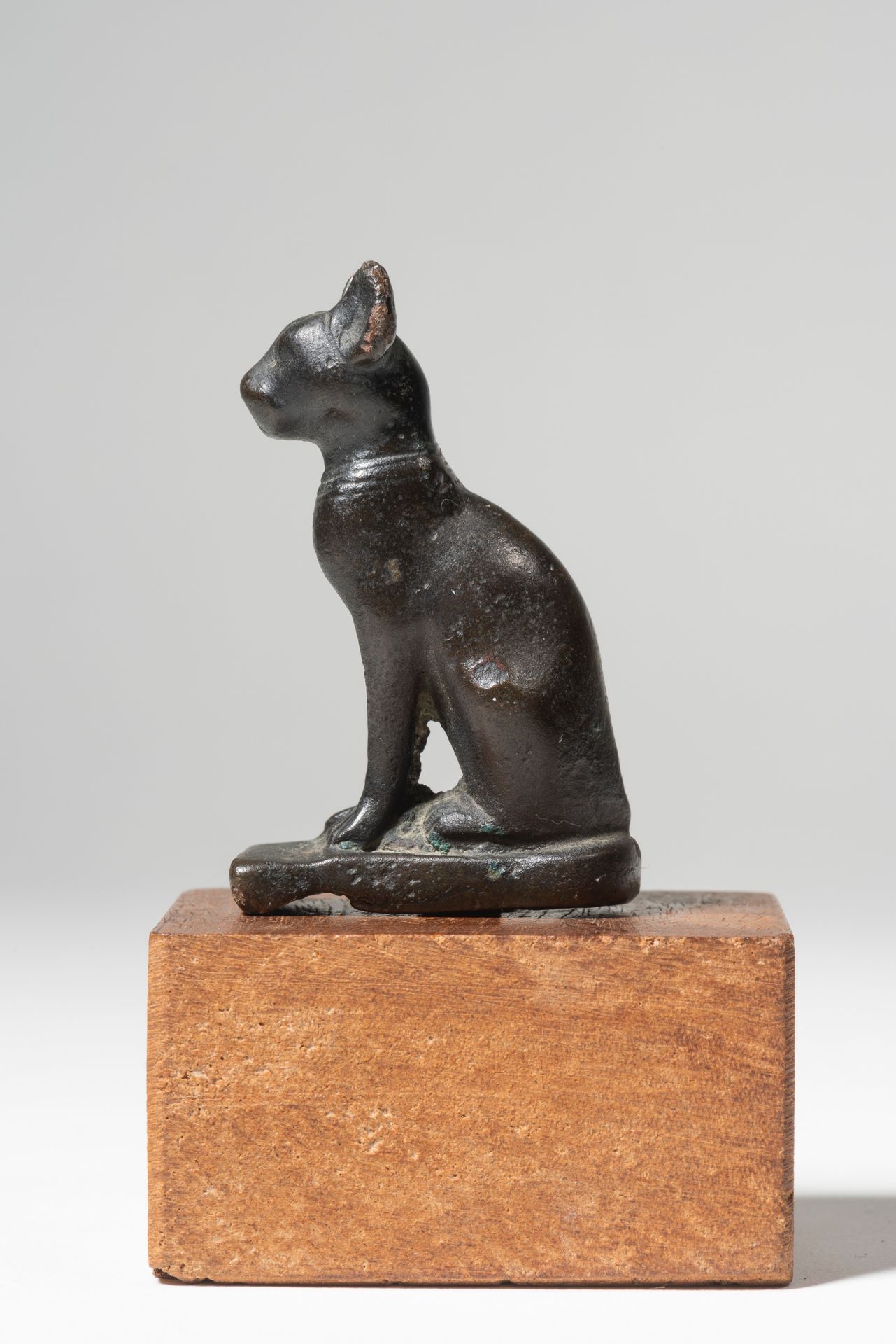 Statuette représentant la chatte Bastet assise 
EGYPTE, BASSE EPOQUE




Statuet&hellip;