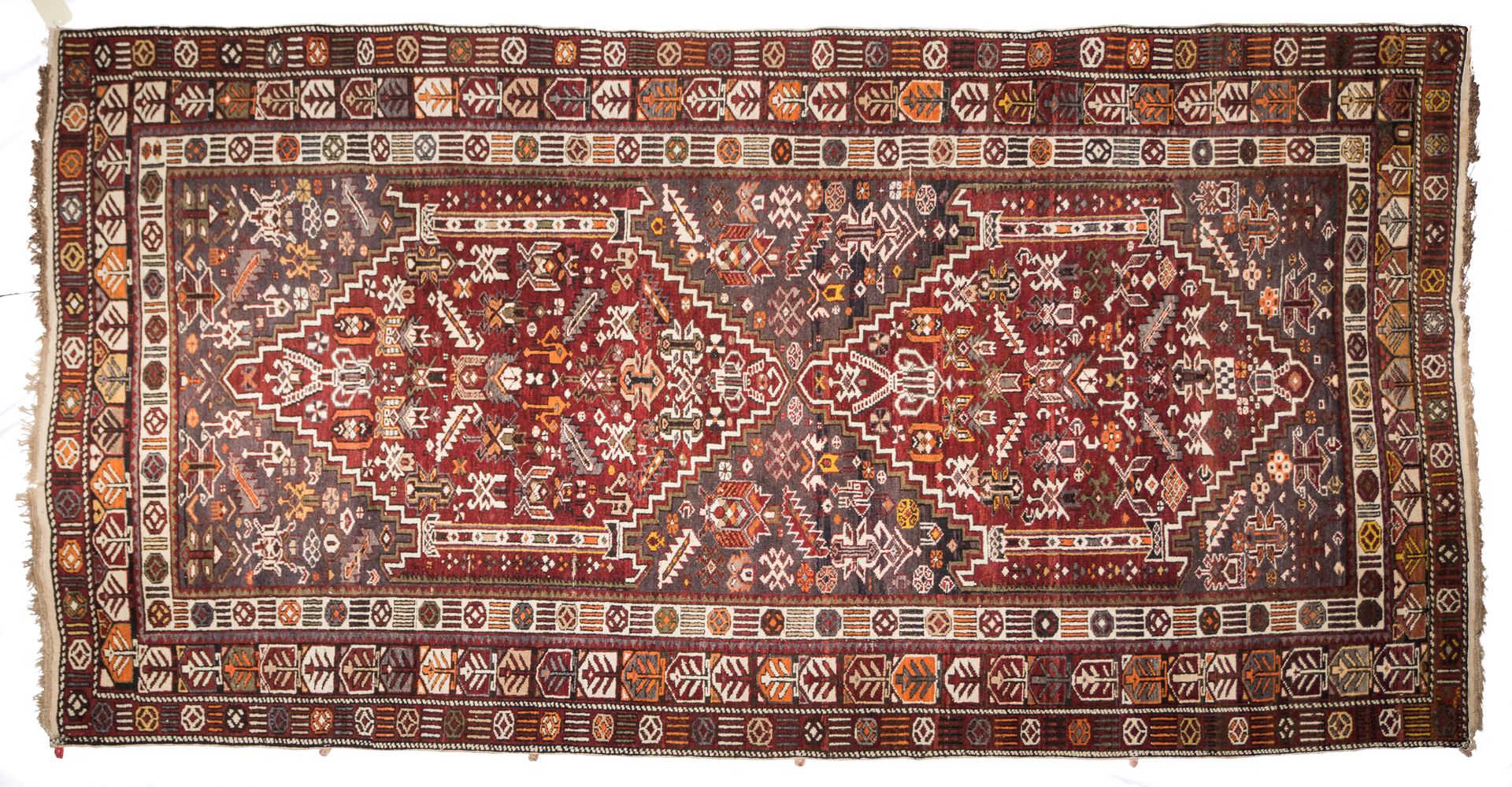 Tapis Nord Ouest de la Perse 西北波斯地毯



鼠灰色背景，有橡树叶和花朵，装饰有两个红色的花和橡树叶的奖章。





 长：1&hellip;