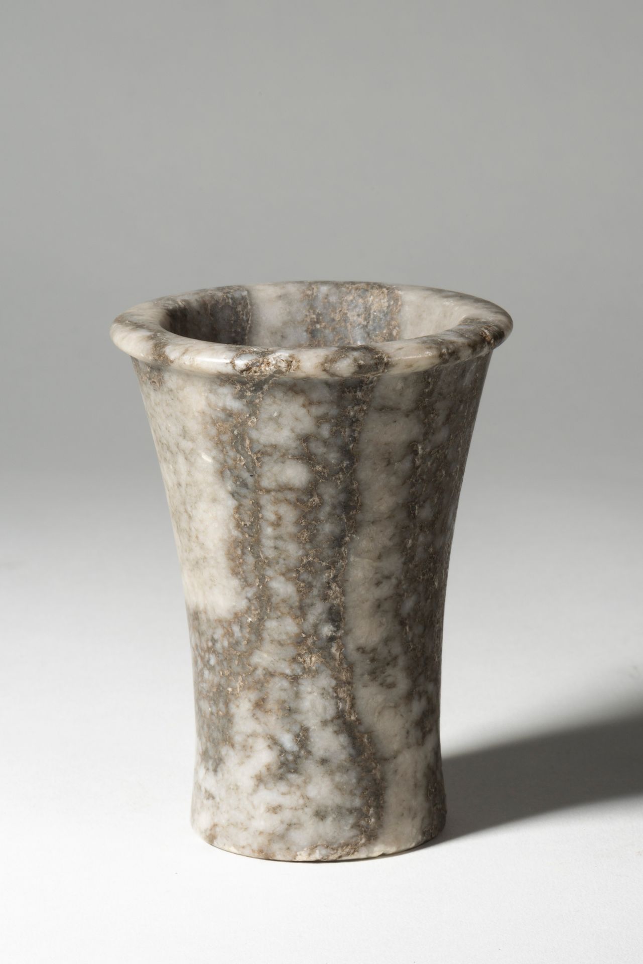 Vase tronconique à petite lèvre saillante. EGYPTE, MOYEN EMPIRE, 2065-1781

AVAN&hellip;